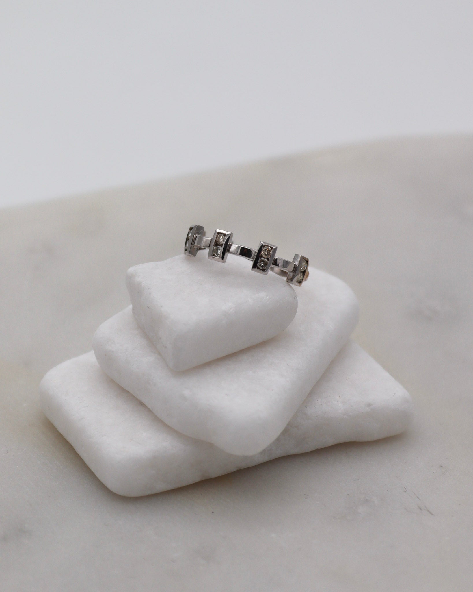 Vintage-Ring Mia mit 1.0ct Brillant und 14 Diamanten im Kronenstil, aus 585er Weißgold, erhältlich in München und Augsburg