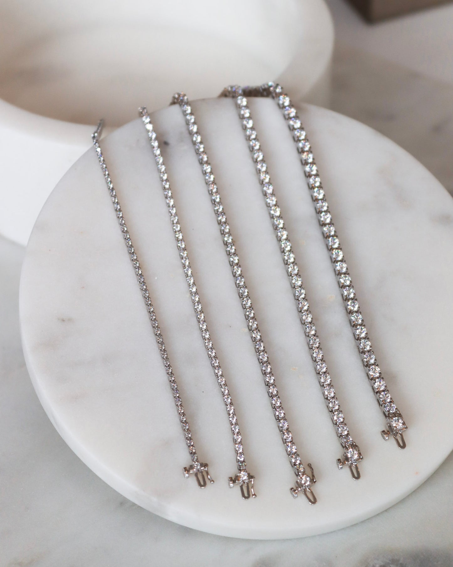 Diamond tennis bracelets in white gold - timeless elegance