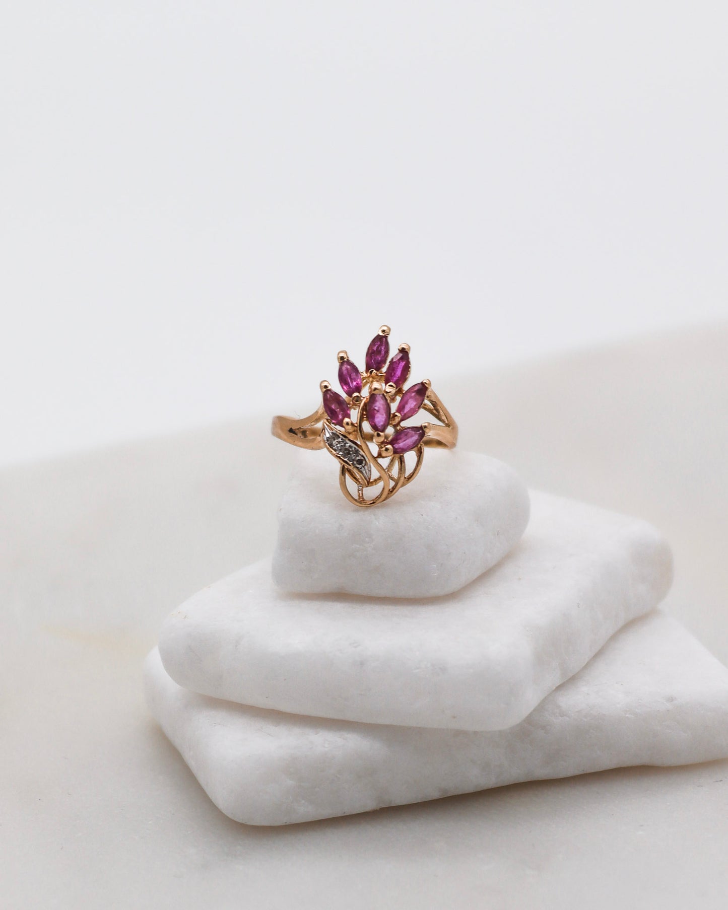 Vintage-Ring Erica mit 0.35ct pinken Saphiren und 0.03ct Diamanten in 585er Gelbgold – erhältlich in München und Augsburg