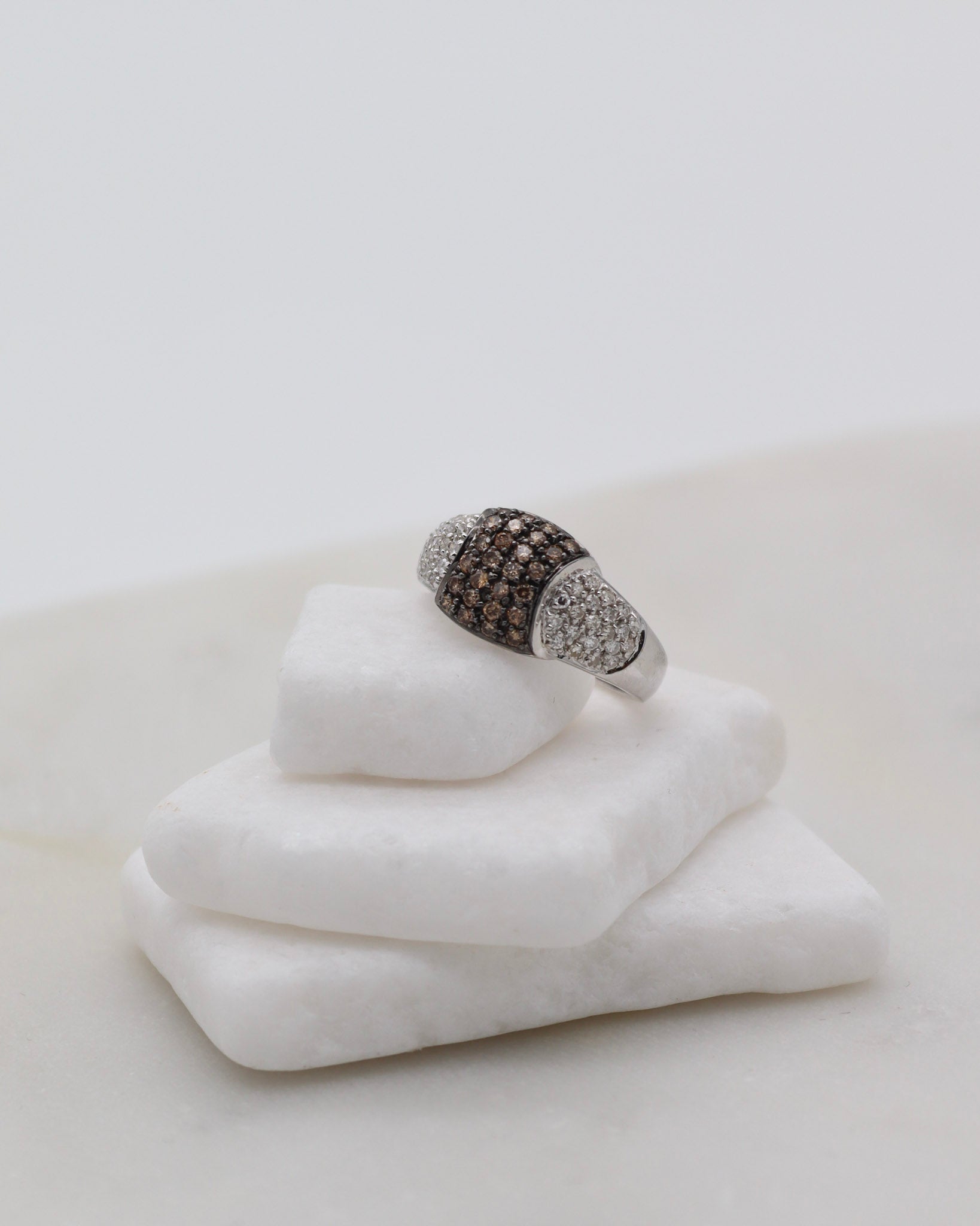 Vintage-Ring Edith mit 0.34ct braunen Diamanten & 0.43ct Brillanten in 585er Gelbgold & schwarzem Rhodium – erhältlich in München und Augsburg