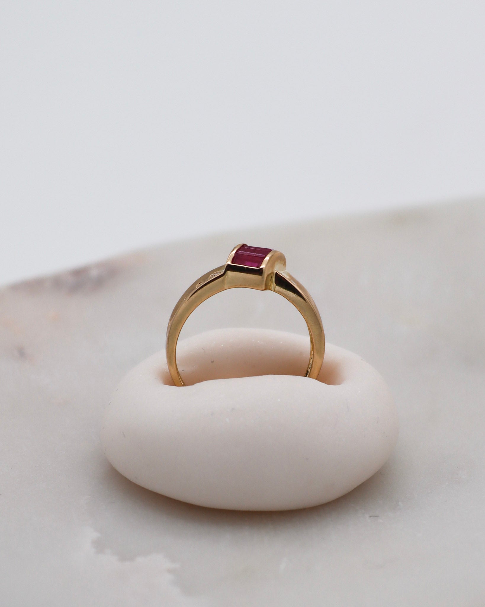 Vintage-Ring Joni mit 0.95ct Rubinen & 0.08ct Brillanten in 585er Gelbgold, Invisible & Bezel Setting – erhältlich in München und Augsburg