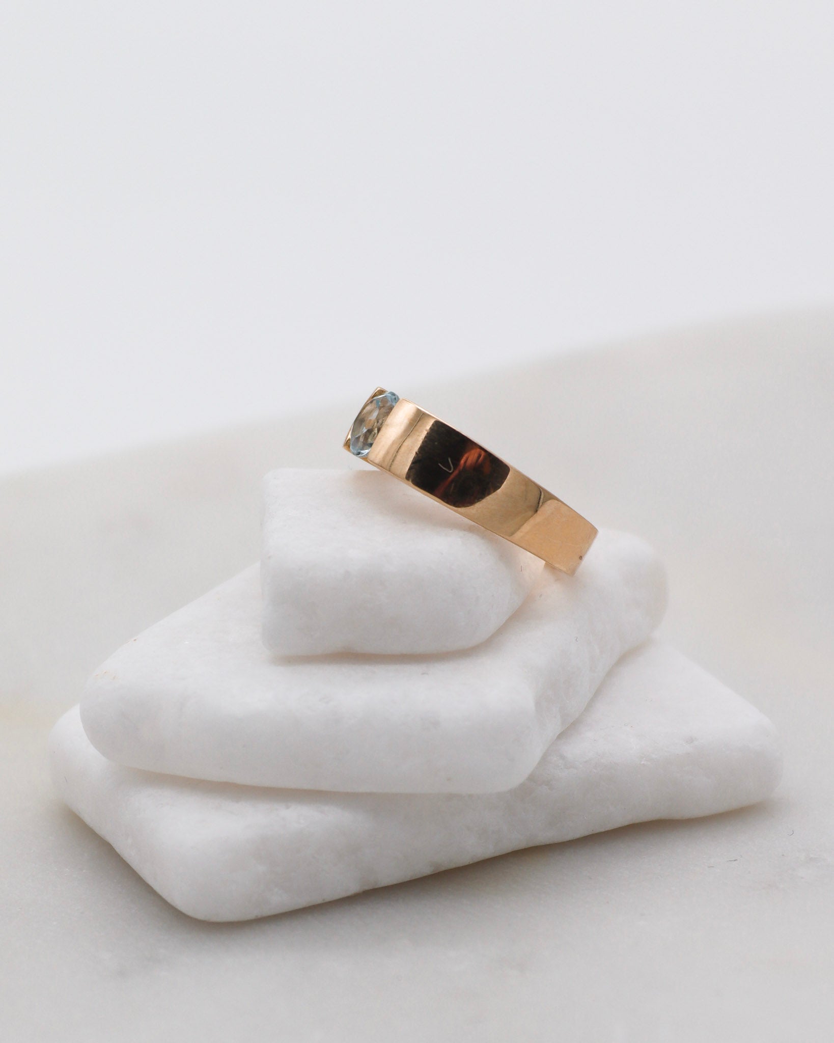 Vintage-Ring Julie mit 0.5ct rundem Aquamarin und Spangring-Fassung in 585er Gelbgold – erhältlich in München und Augsburg