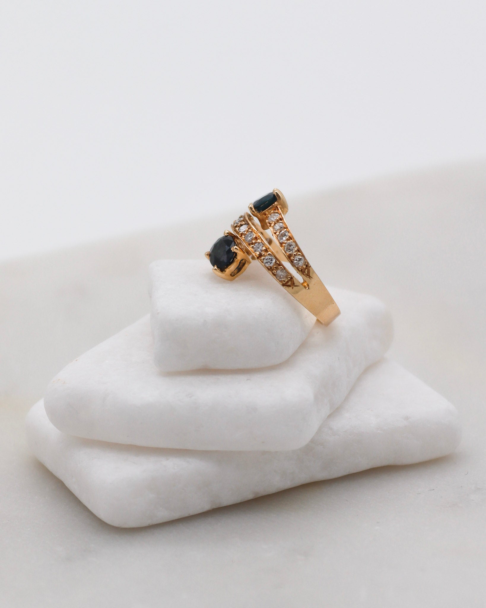 Vintage-Ring Shirley mit 0.80ct Saphiren & 0.42ct Brillanten, geteilte Ringschiene aus 585er Gelbgold – erhältlich in München und Augsburg

