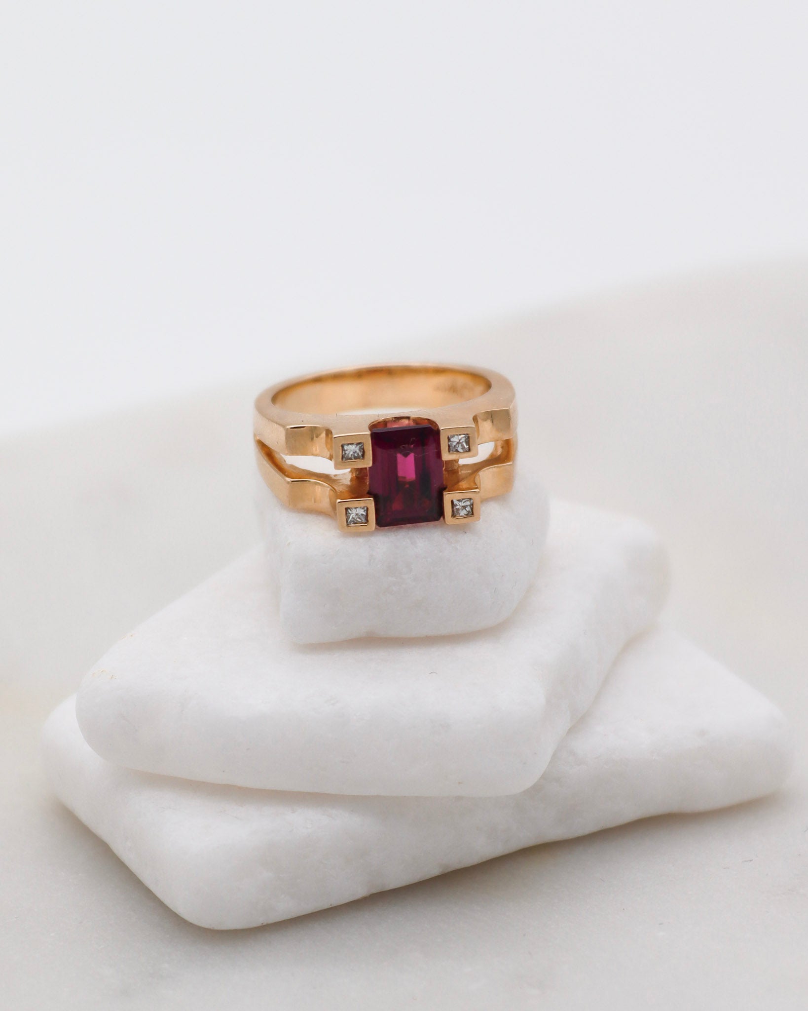 Vintage-Ring Golda mit 0.5ct Marquise-Granat, Halo aus Brillanten & weiteren Granaten in 585er Gelbgold – erhältlich in München und Augsburg

