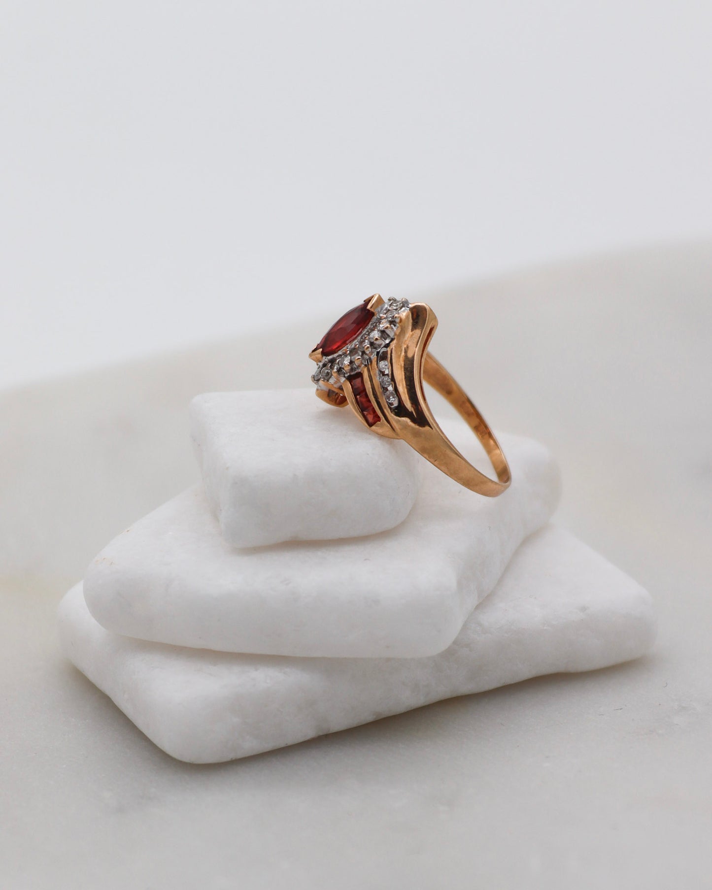 Vintage-Ring Claudia mit 0.5ct Marquise-Granat, Brillanten & Princess Cut Granaten in 585er Gelbgold – erhältlich in München und Augsburg


