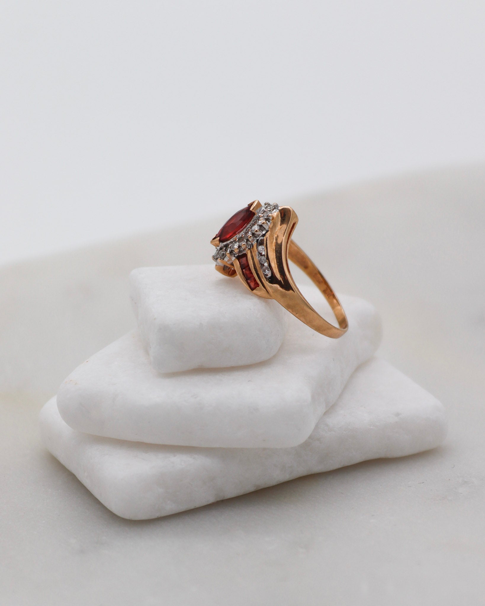 Vintage-Ring Claudia mit 0.5ct Marquise-Granat, Brillanten & Princess Cut Granaten in 585er Gelbgold – erhältlich in München und Augsburg

