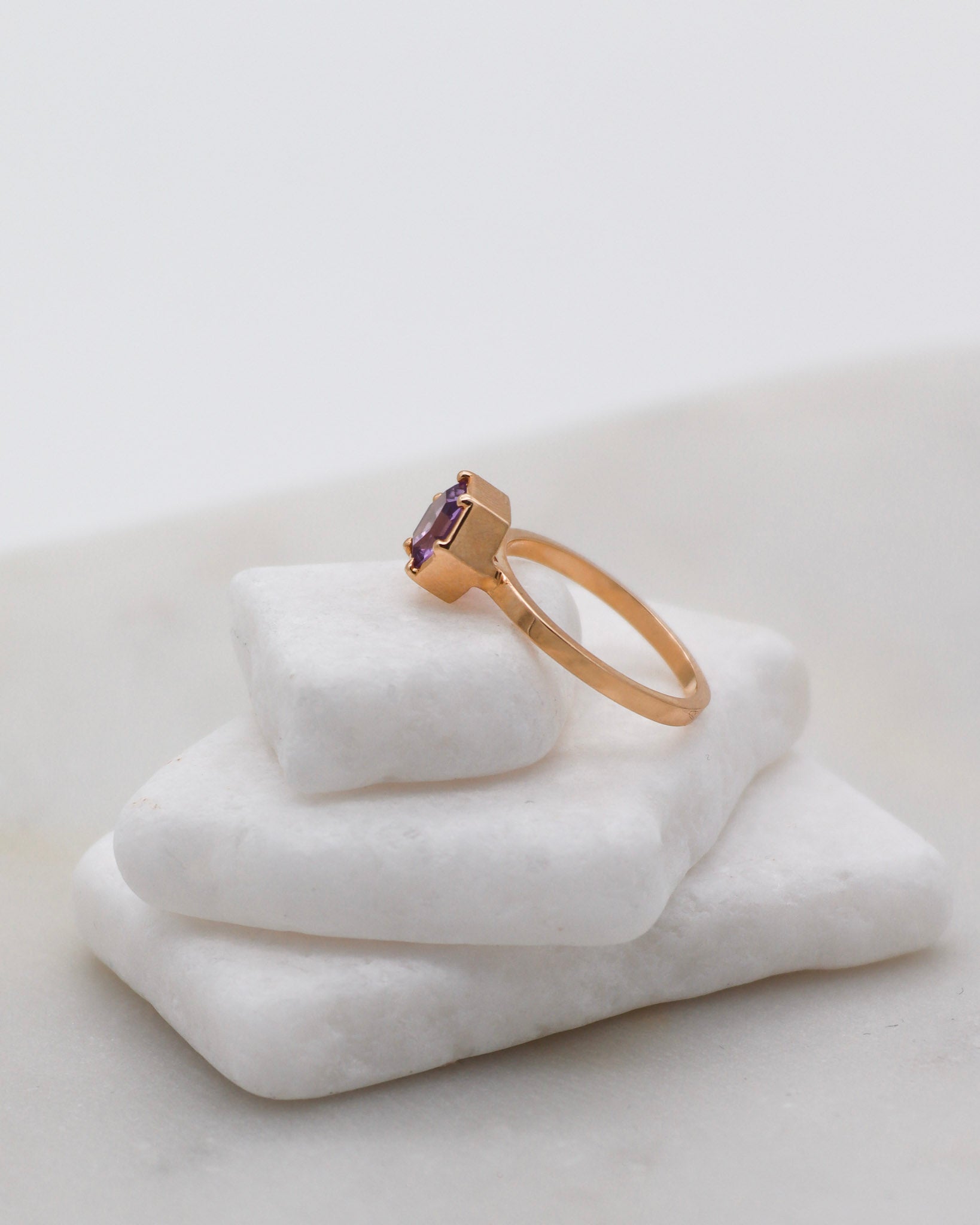 Vintage-Ring Delia mit 0.70ct Hexagon-Amethyst in Bezel- und Krappenfassung aus 585er Gelbgold – erhältlich in München und Augsburg