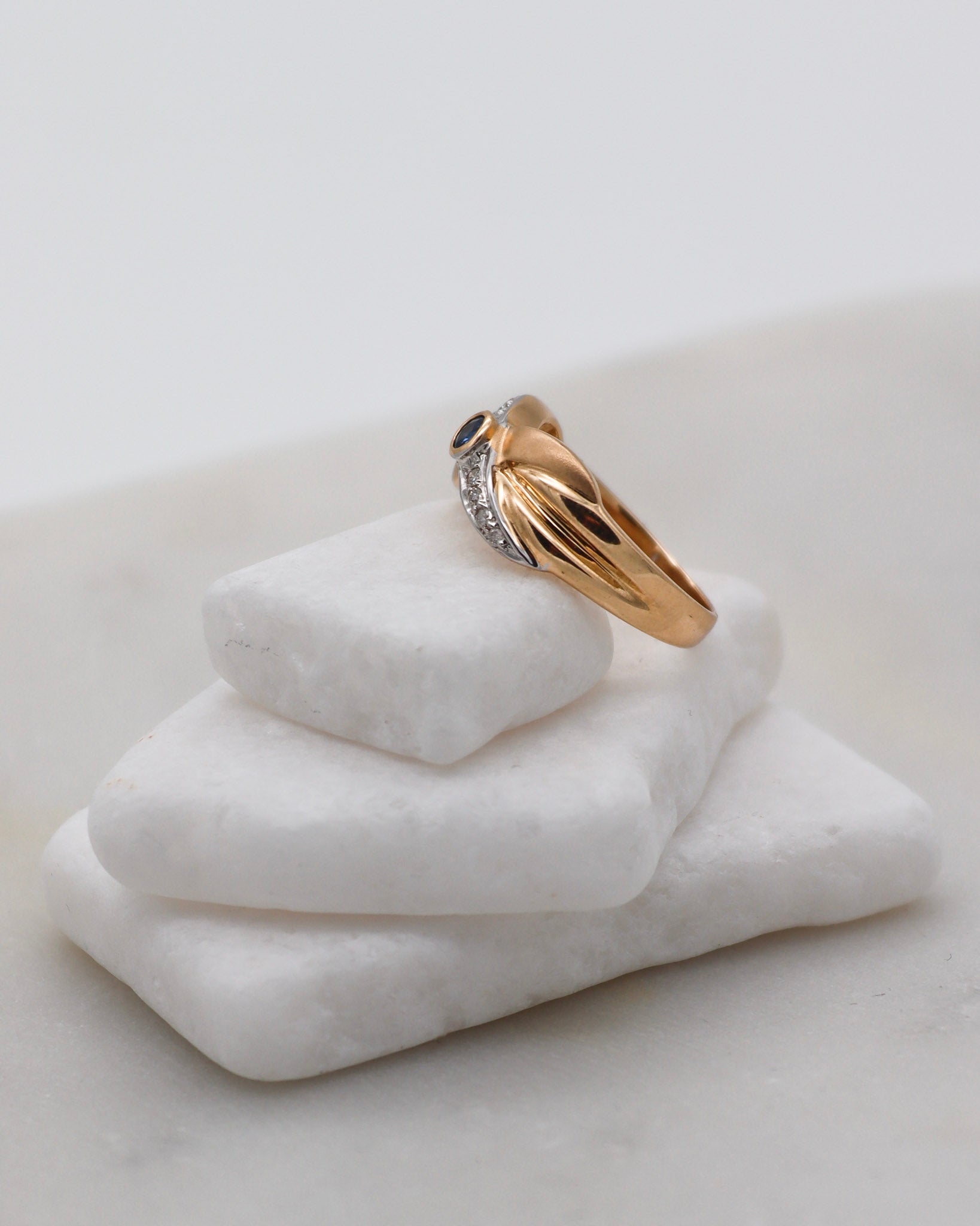 Vintage-Ring Margarethe mit 0.16ct Saphir & 0.08ct Brillanten in matter Bicolor-Optik aus 585er Gelb- und Weißgold – erhältlich in München und Augsburg