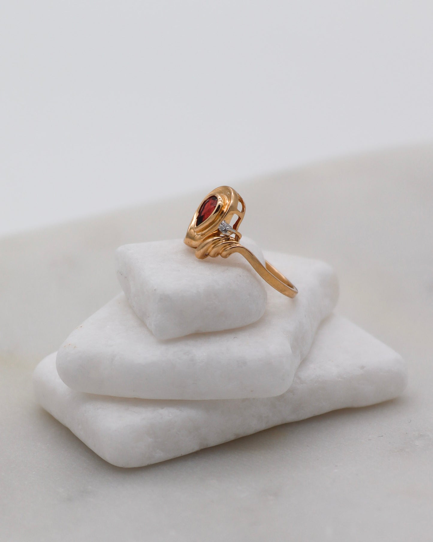 Vintage-Ring Helen mit 0.20ct Pear-Granat & 0.01ct Diamant in Bezel-Fassung aus 585er Gelbgold – erhältlich in München und Augsburg