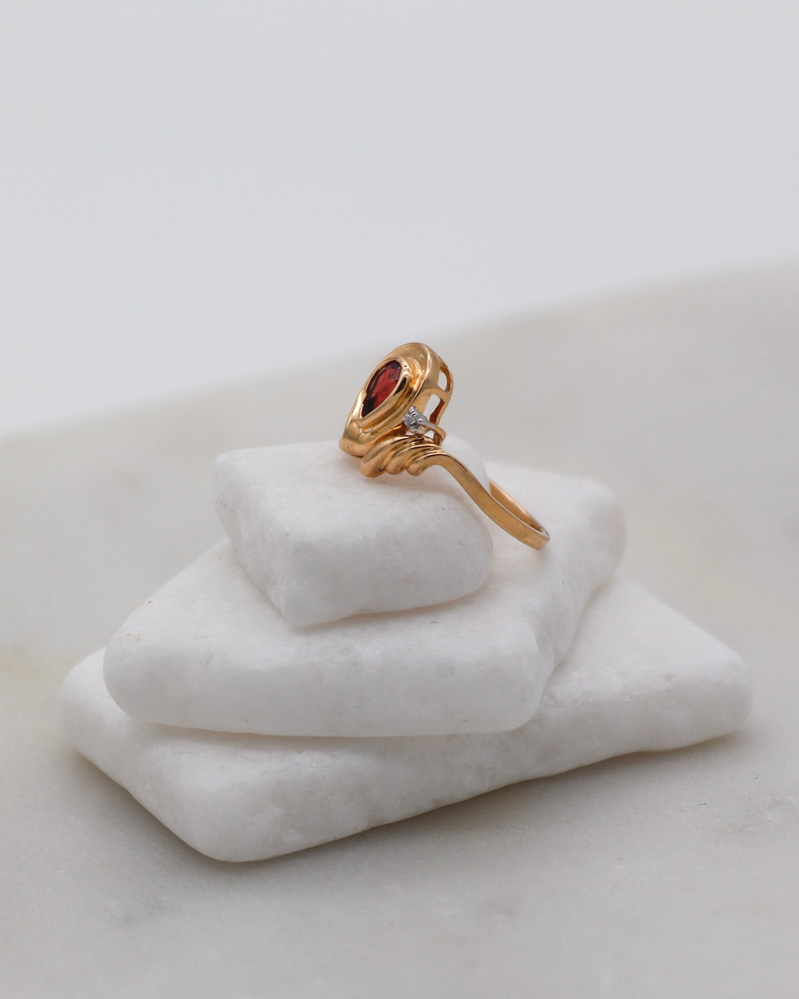 Vintage-Ring Helen mit 0.20ct Pear-Granat & 0.01ct Diamant in Bezel-Fassung aus 585er Gelbgold – erhältlich in München und Augsburg