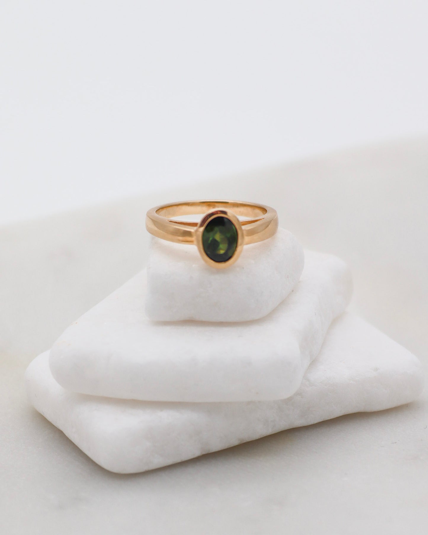 Vintage-Ring Debbie mit 0.70ct grünem Turmalin in Bezel-Fassung und Cathedral-Stil, gefertigt aus 585er Gelbgold – erhältlich in München und Augsburg