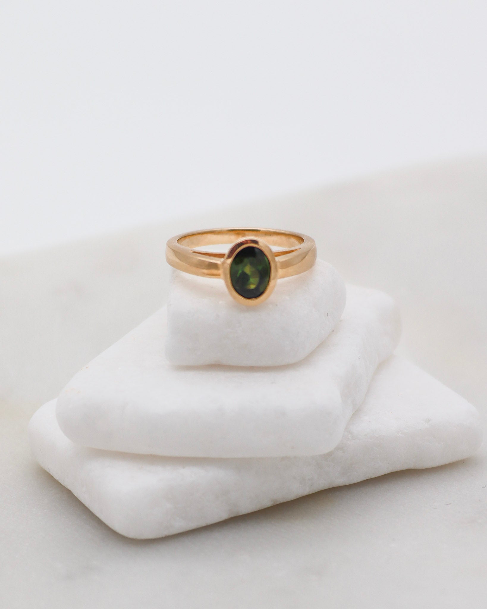 Vintage-Ring Debbie mit 0.70ct grünem Turmalin in Bezel-Fassung und Cathedral-Stil, gefertigt aus 585er Gelbgold – erhältlich in München und Augsburg