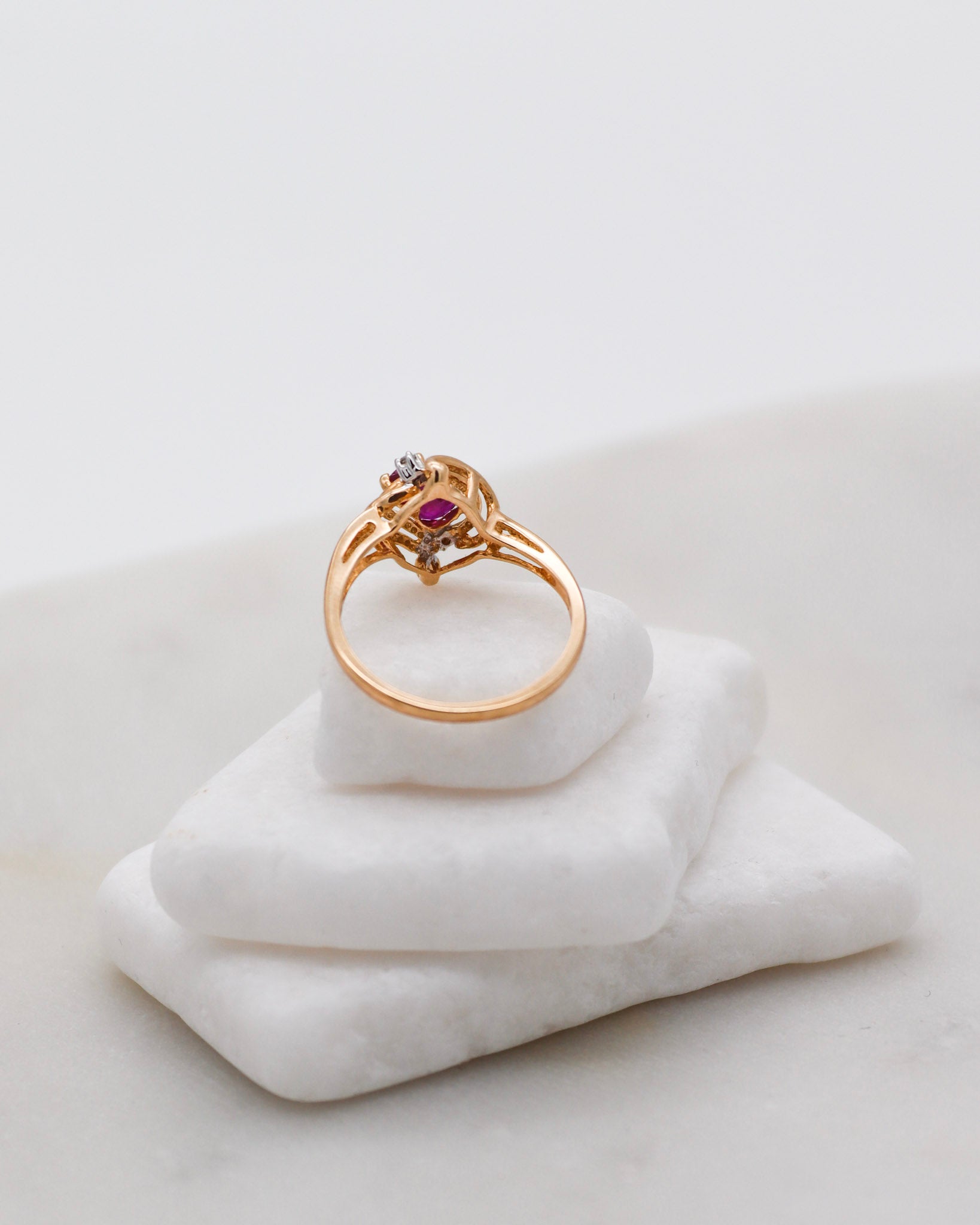Vintage-Ring Rita mit 0.50ct Rubinen & 0.02ct Brillanten im Ovalschliff, gefasst in 585er Gelbgold – erhältlich in München und Augsburg