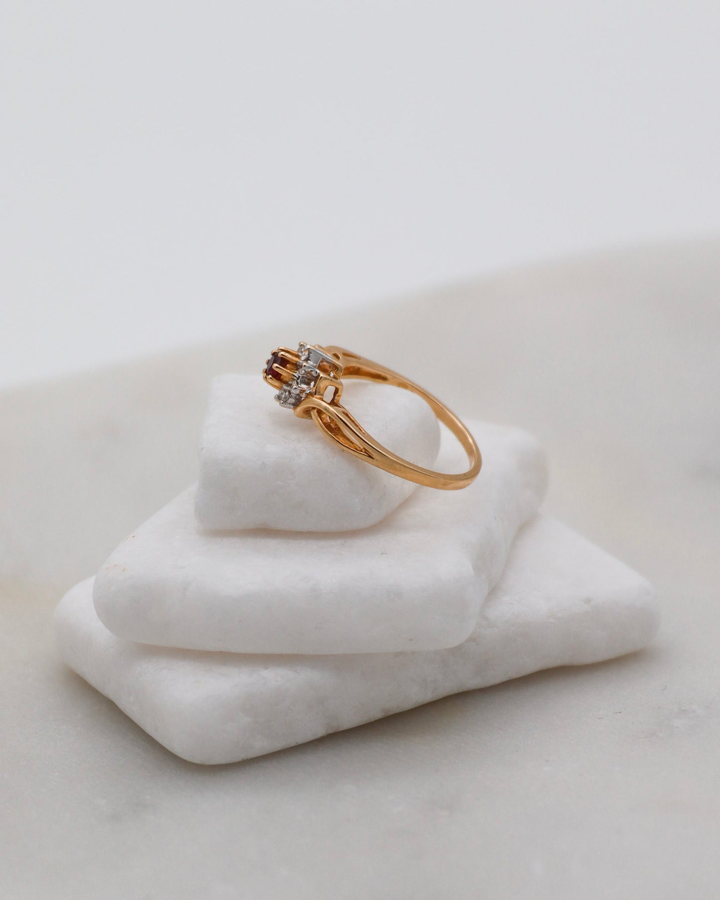 Vintage-Ring Alma mit 0.05ct Granat & 0.08ct Diamanten, gedrehte Ringschiene in 585er Gelbgold – erhältlich in München und Augsburg