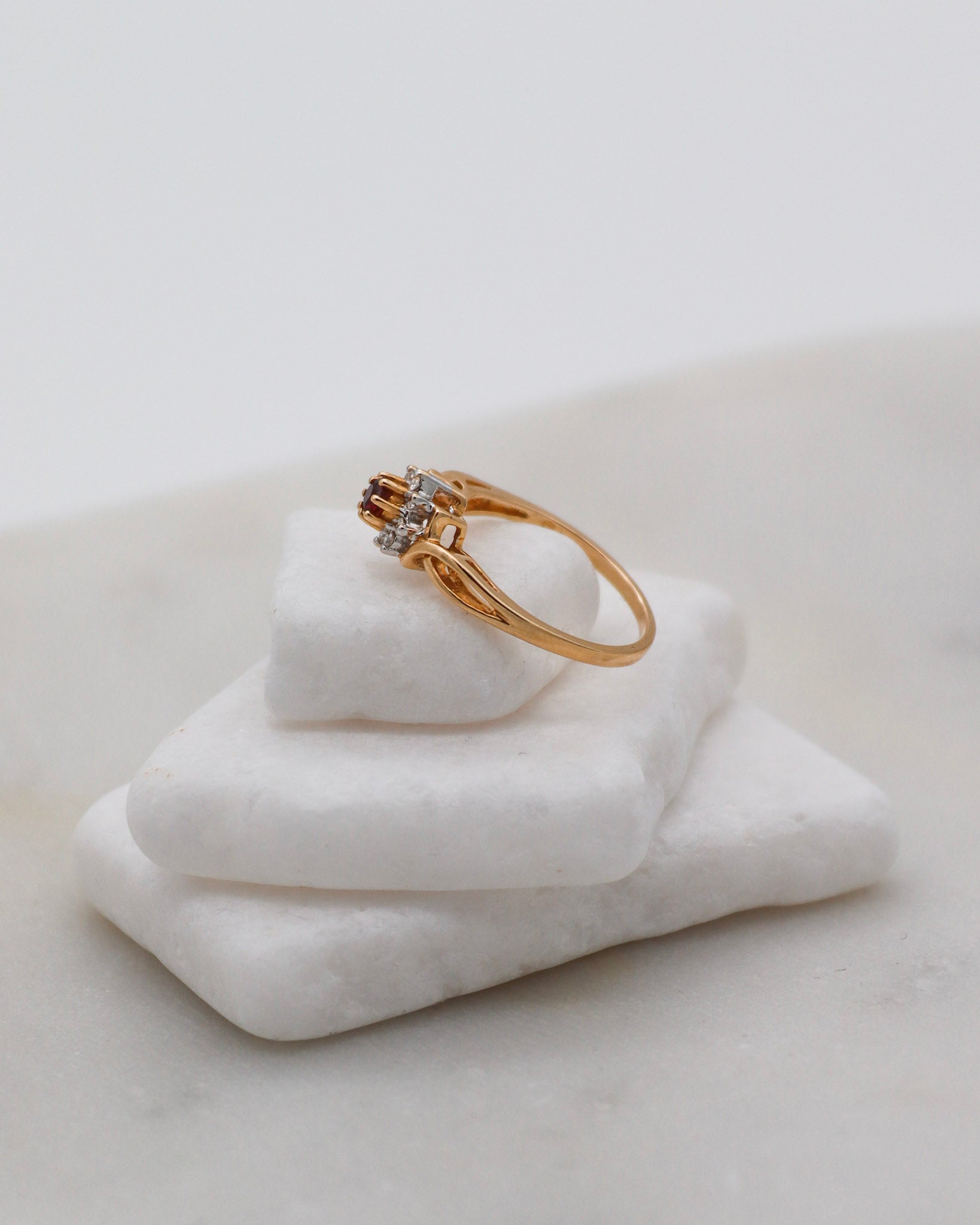 Vintage-Ring Alma mit 0.05ct Granat & 0.08ct Diamanten, gedrehte Ringschiene in 585er Gelbgold – erhältlich in München und Augsburg