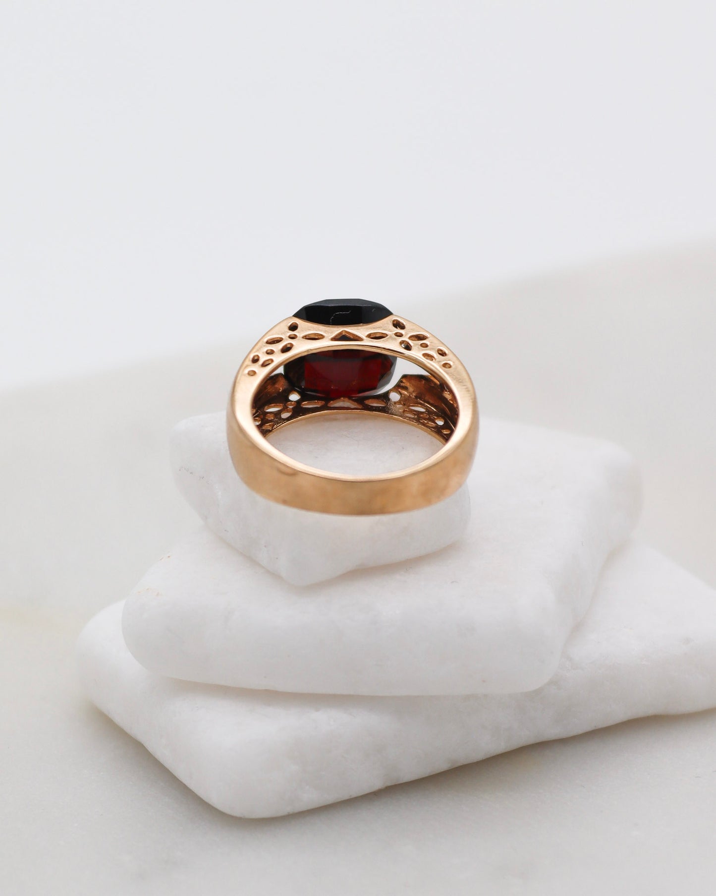 Vintage-Ring Catherine mit 3ct Cushion-Granat & 0.06ct Brillanten in 585er Gelbgold, asymmetrisches Design – erhältlich in München und Augsburg