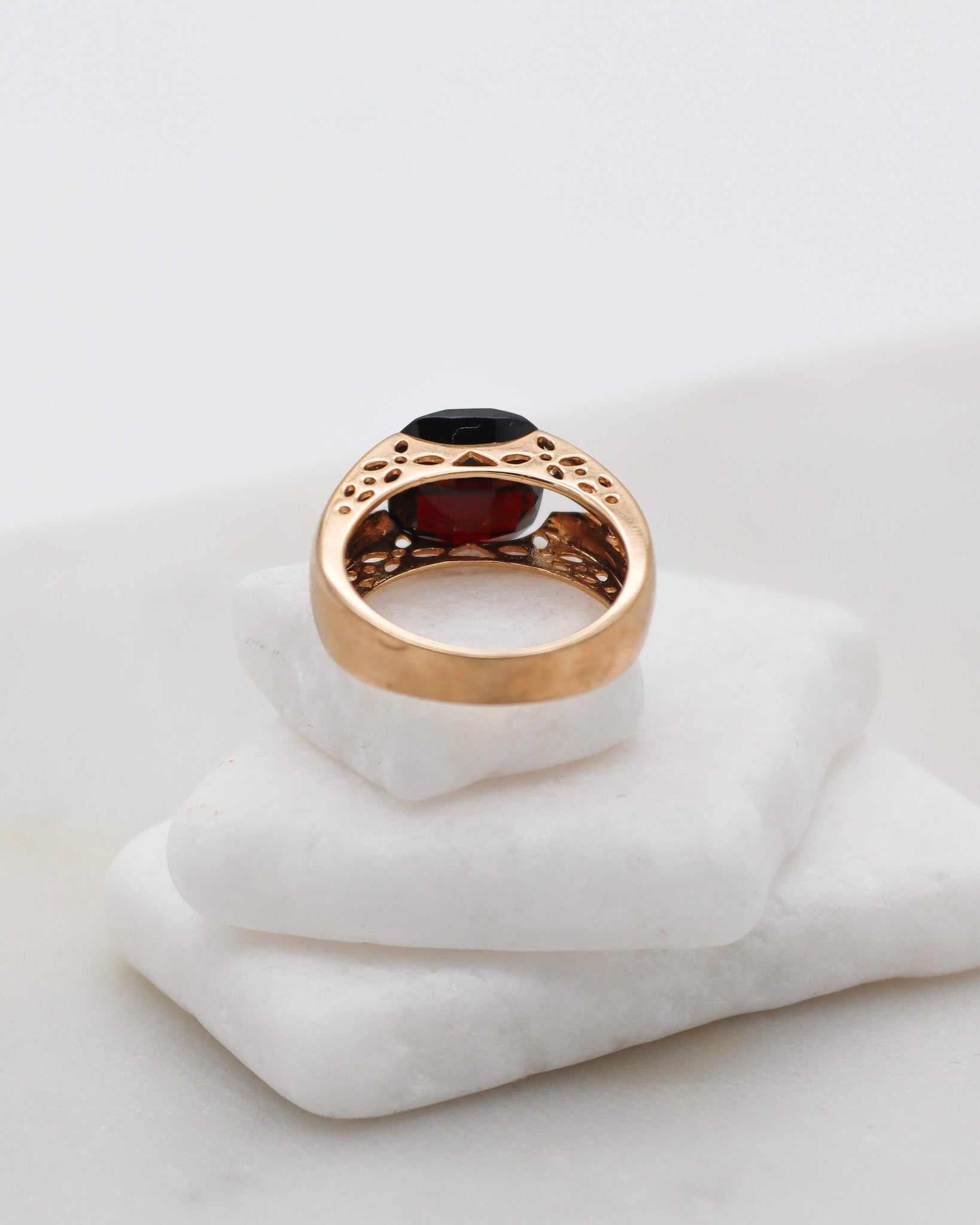 Vintage-Ring Catherine mit 3ct Cushion-Granat & 0.06ct Brillanten in 585er Gelbgold, asymmetrisches Design – erhältlich in München und Augsburg