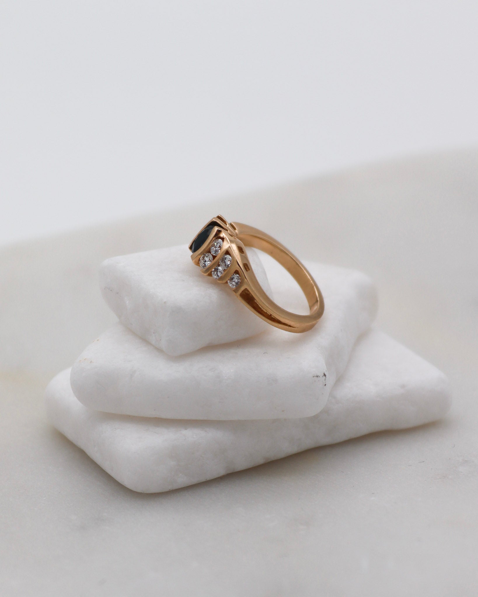 Vintage-Ring Doris mit 0.65ct Saphir & 0.50ct Brillanten in 585/-Gelbgold, geschwungene Ringschiene – erhältlich in München und Augsburg