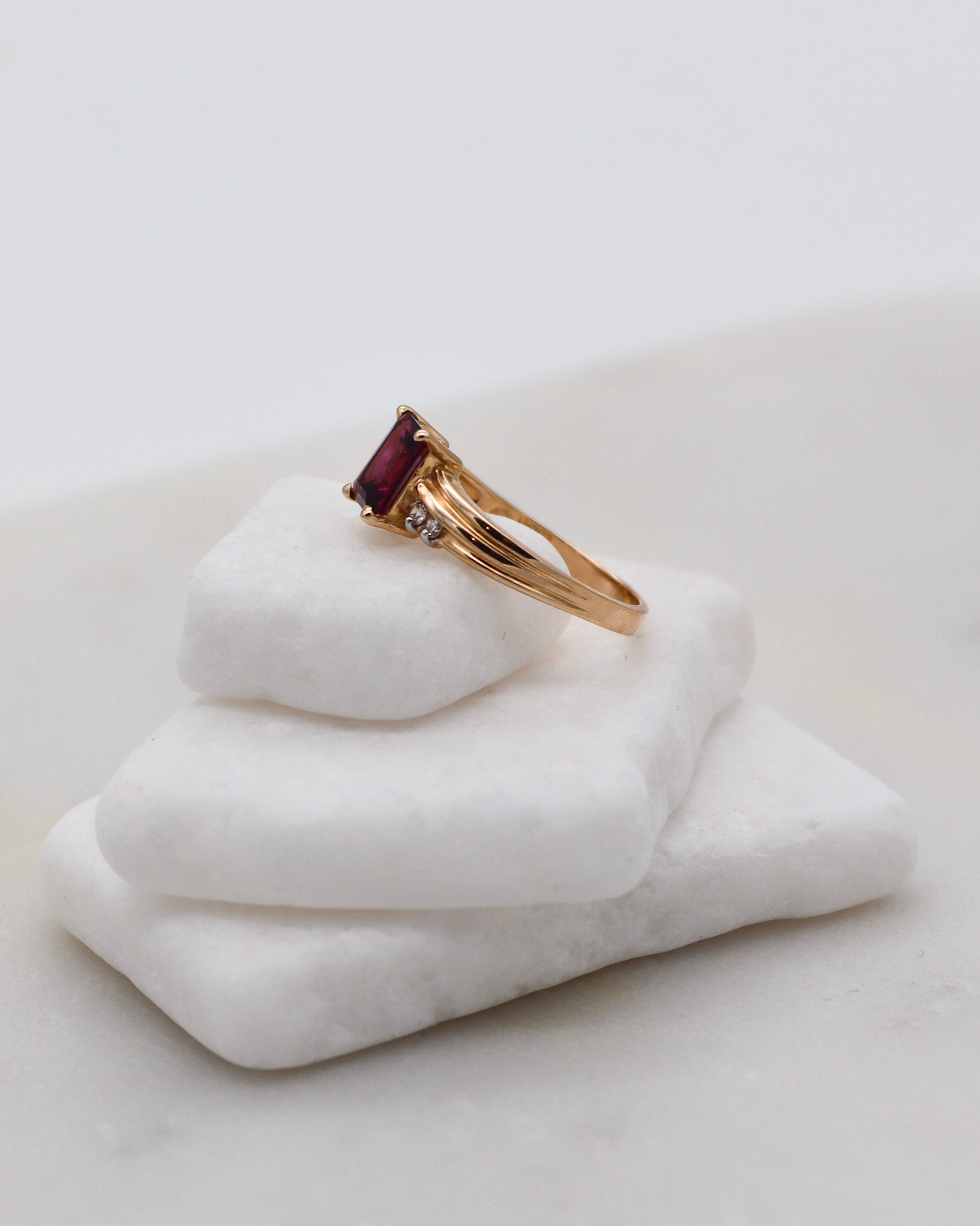 Vintage-Ring Florence mit 0.5ct Rhodolith & 0.06ct Brillanten im Baguette-Design aus 585/-Gelbgold – erhältlich in München und Augsburg