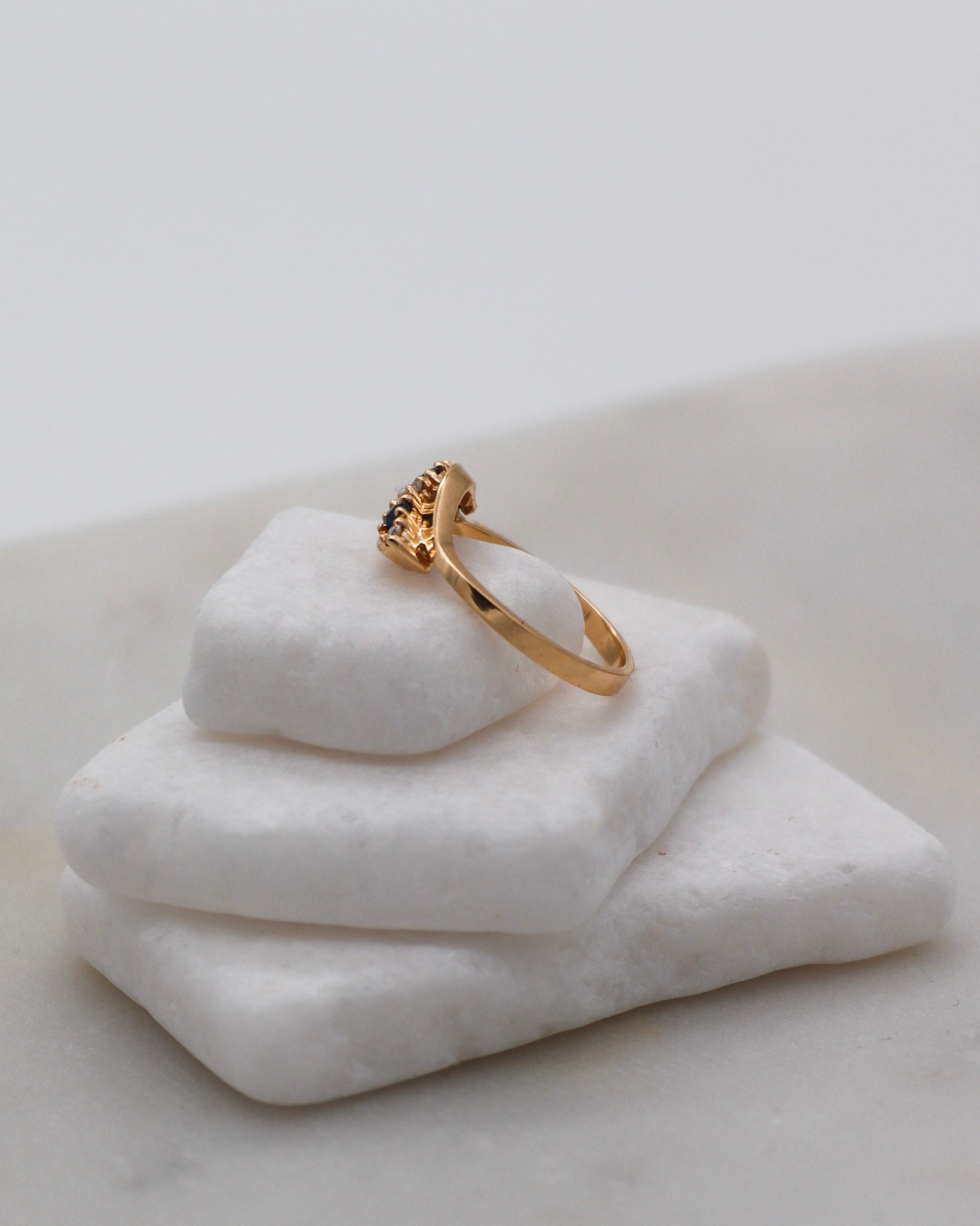 Vintage-Ring Gertrude mit 0.15ct Saphiren & 0.10ct Brillanten, florale Ringschiene aus 585/-Gelbgold – erhältlich in München und Augsburg