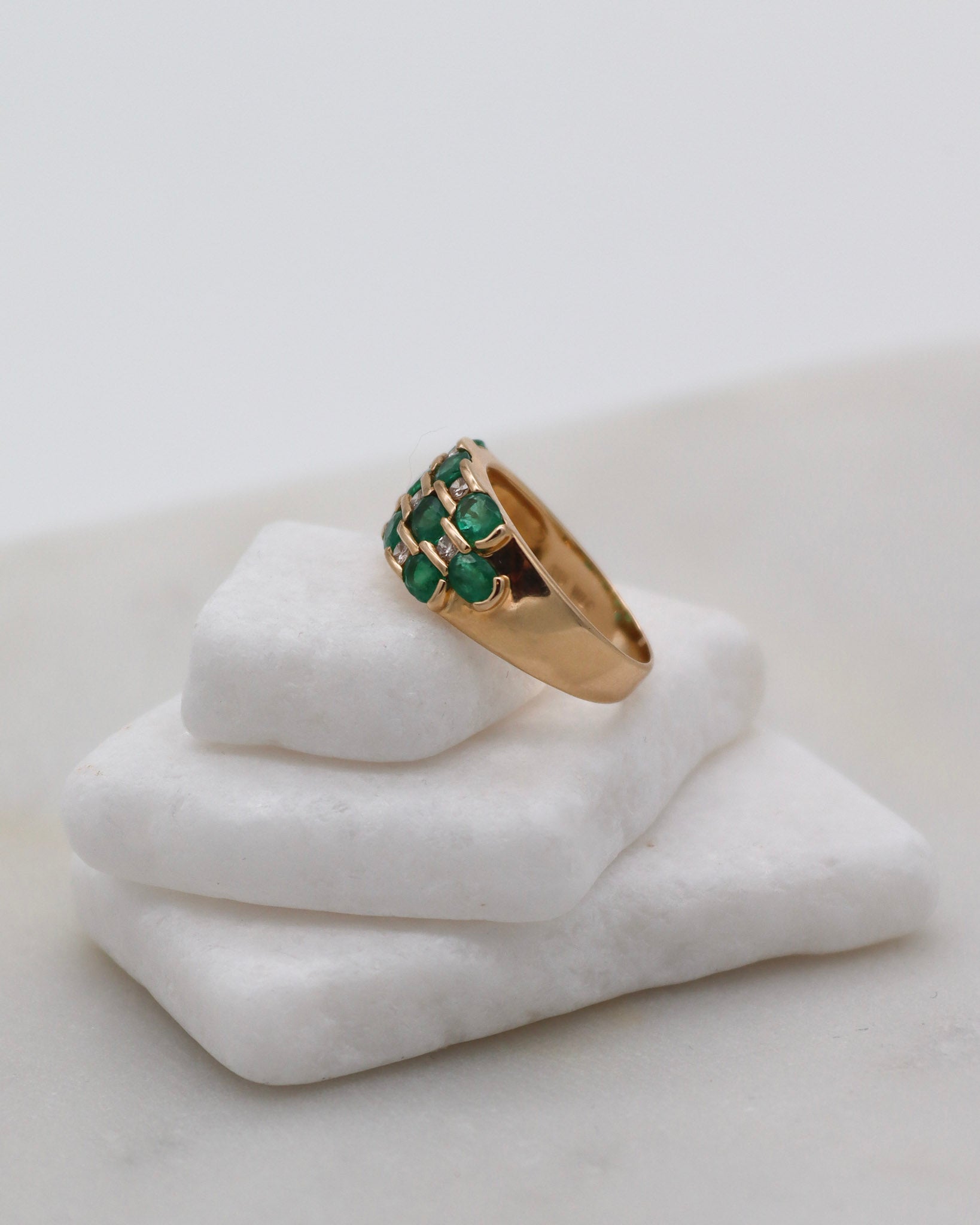 Vintage-Ring Harriet mit 0.73ct Smaragden & 0.18ct Brillanten, breite Art-Déco-Ringschiene aus 585/-Gelbgold – erhältlich in München und Augsburg