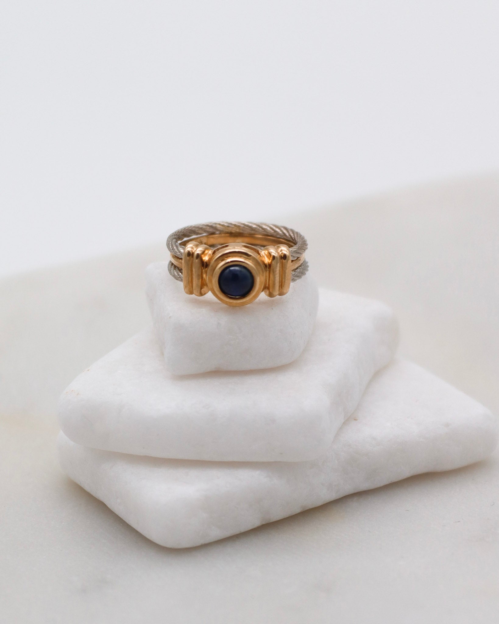 Vintage-Ring Irene mit 0.5ct Saphir in Bezel-Fassung, Bicolor-Ringschiene aus 585/-Gelbgold & Weißgelbgold – erhältlich in München und Augsburg