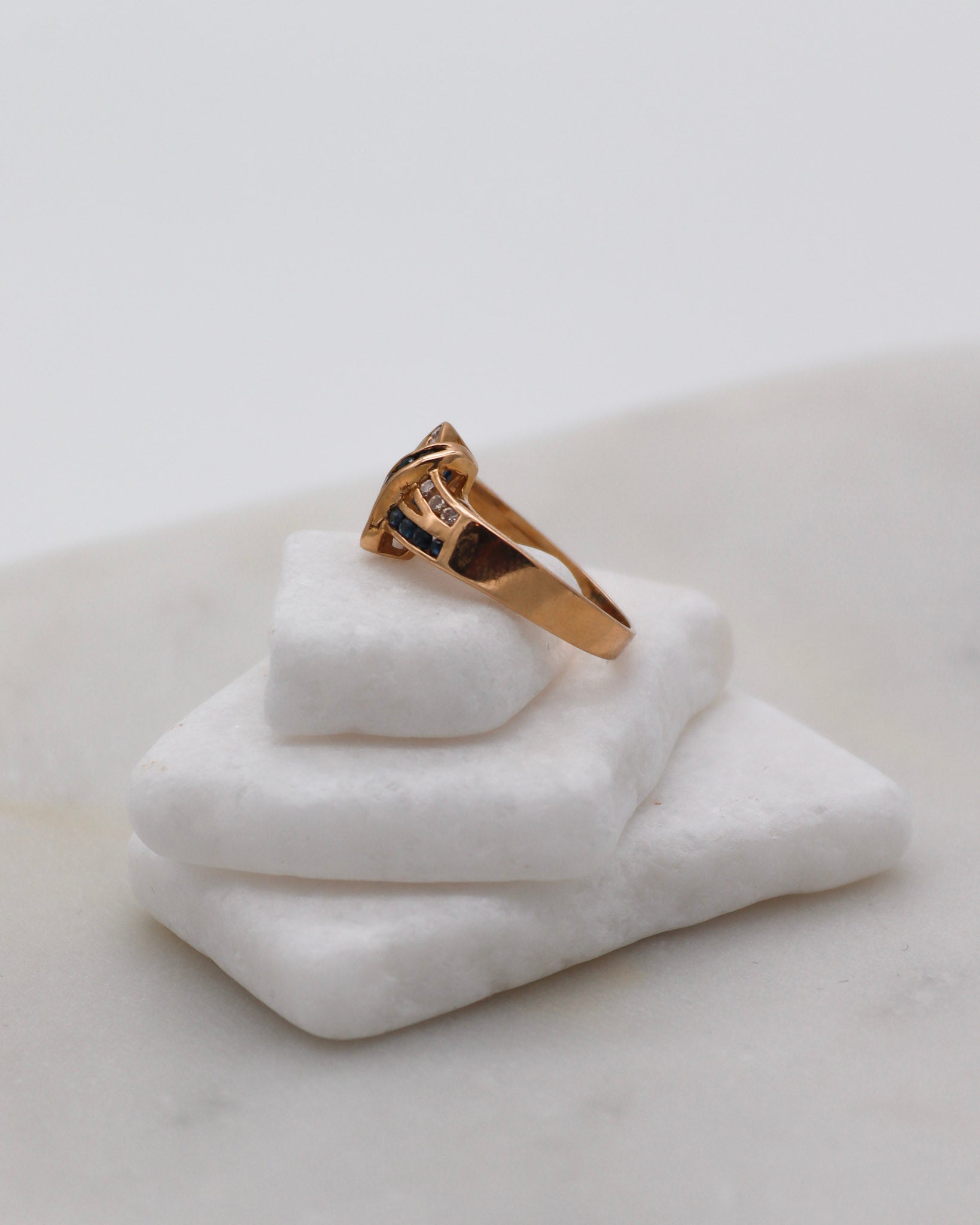 Vintage-Ring Jaqueline mit 0.20ct Saphiren & 0.15ct Brillanten, Knotendetail in 585/-Gelbgold – erhältlich in München und Augsburg