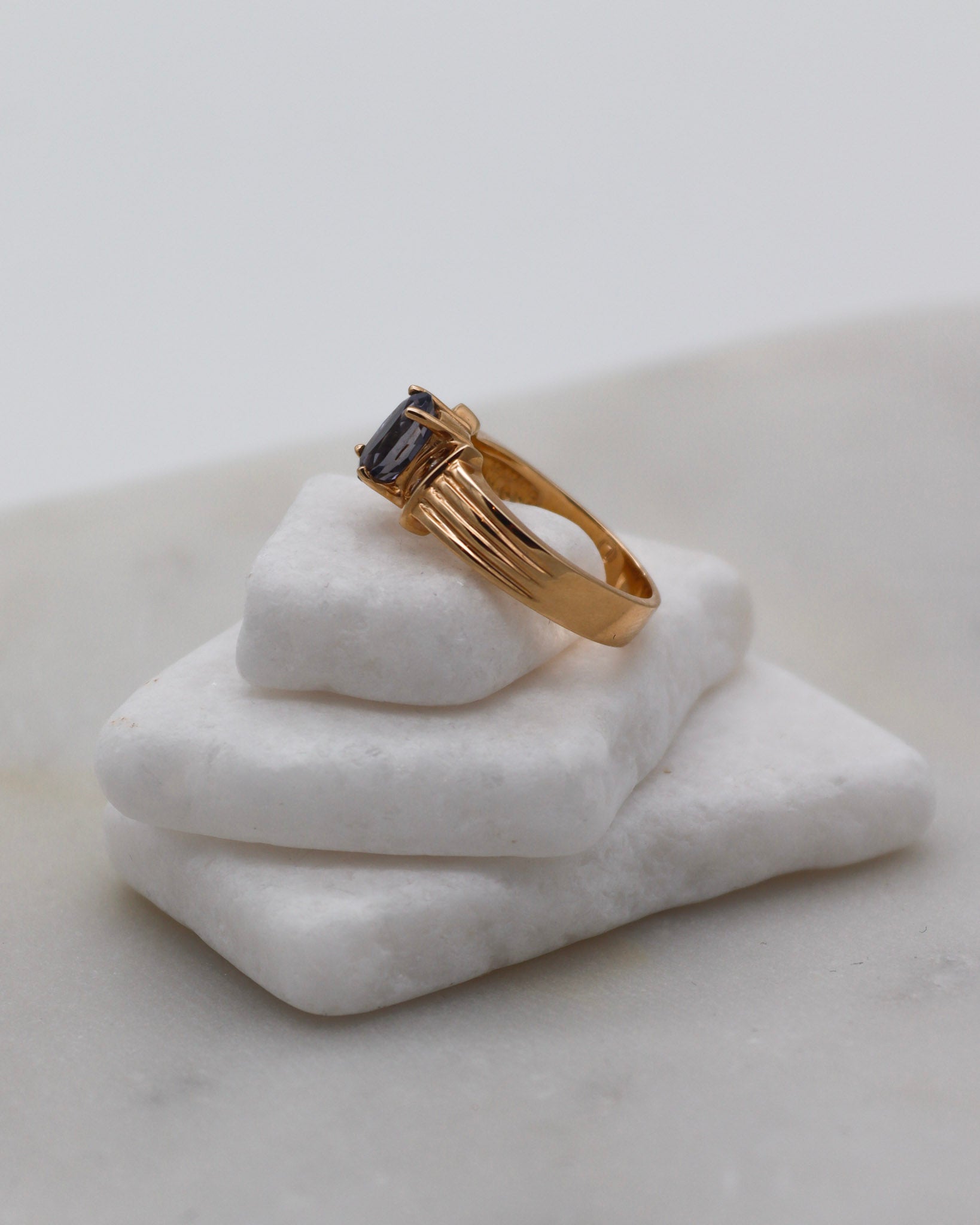 Vintage-Ring Kathleen mit 0.80ct Iolith & 0.08ct Brillanten, Bow-Tie-Rillenmuster in 585/-Gelbgold – erhältlich in München und Augsburg