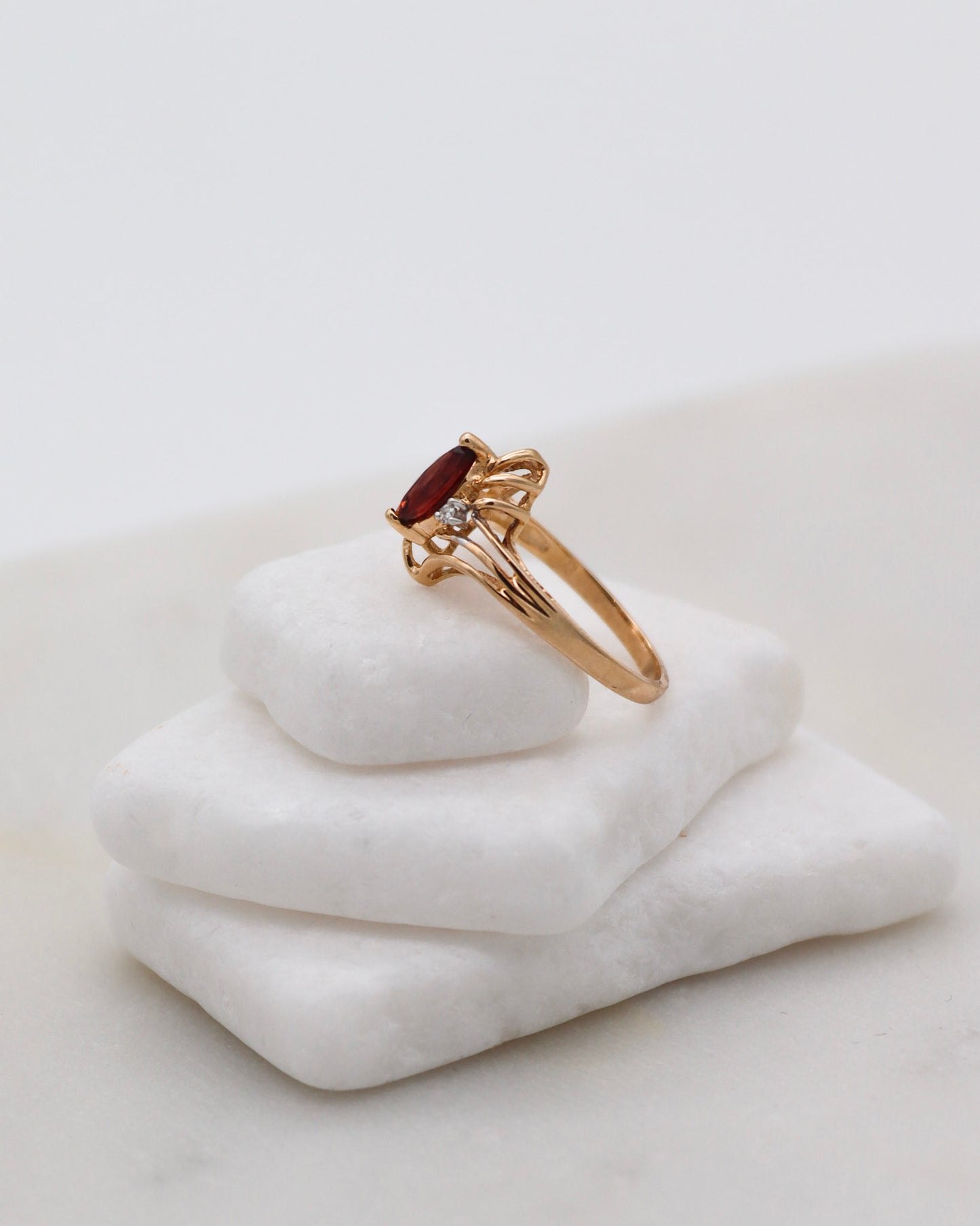 Vintage-Ring Lorraine mit 0.30ct Granat & 0.02ct Brillanten im Art-Déco-Stil, gefertigt aus 585/-Gelbgold – erhältlich in München und Augsburg