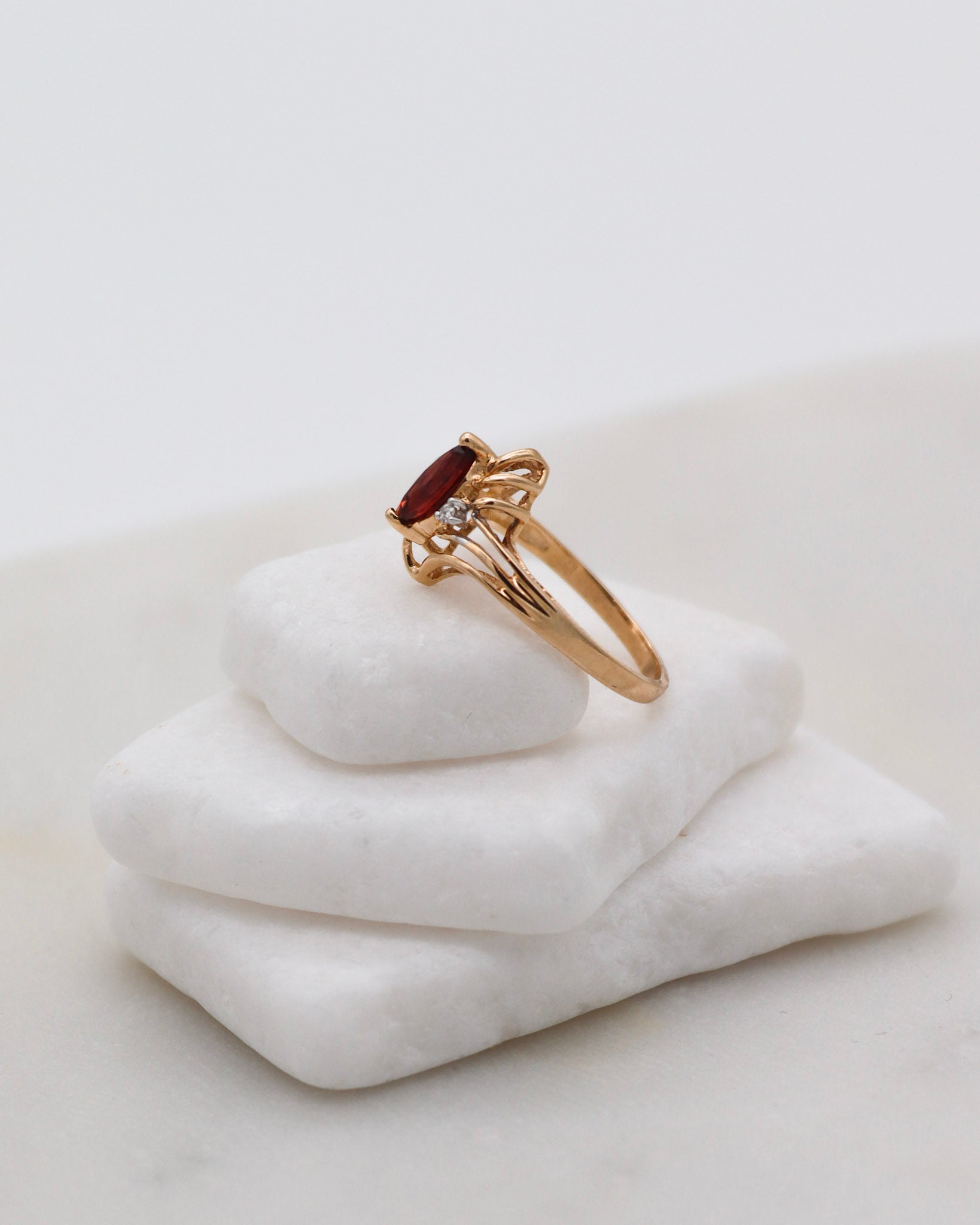 Vintage-Ring Lorraine mit 0.30ct Granat & 0.02ct Brillanten im Art-Déco-Stil, gefertigt aus 585/-Gelbgold – erhältlich in München und Augsburg