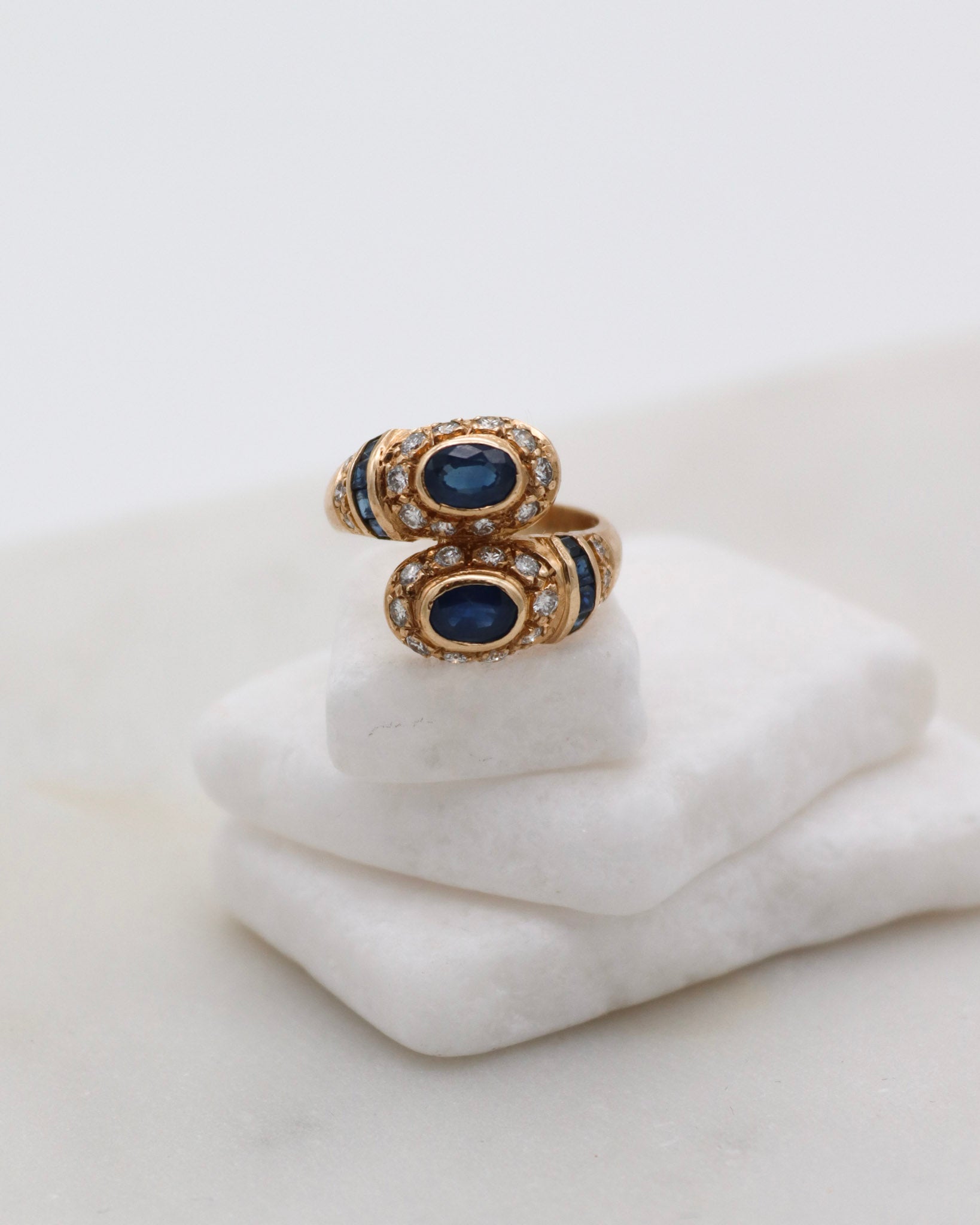 Vintage-Ring Pauline mit 0.70ct Saphiren & 0.50ct Brillanten, serpentinenförmiges Design in 585/-Gelbgold – erhältlich in München und Augsburg