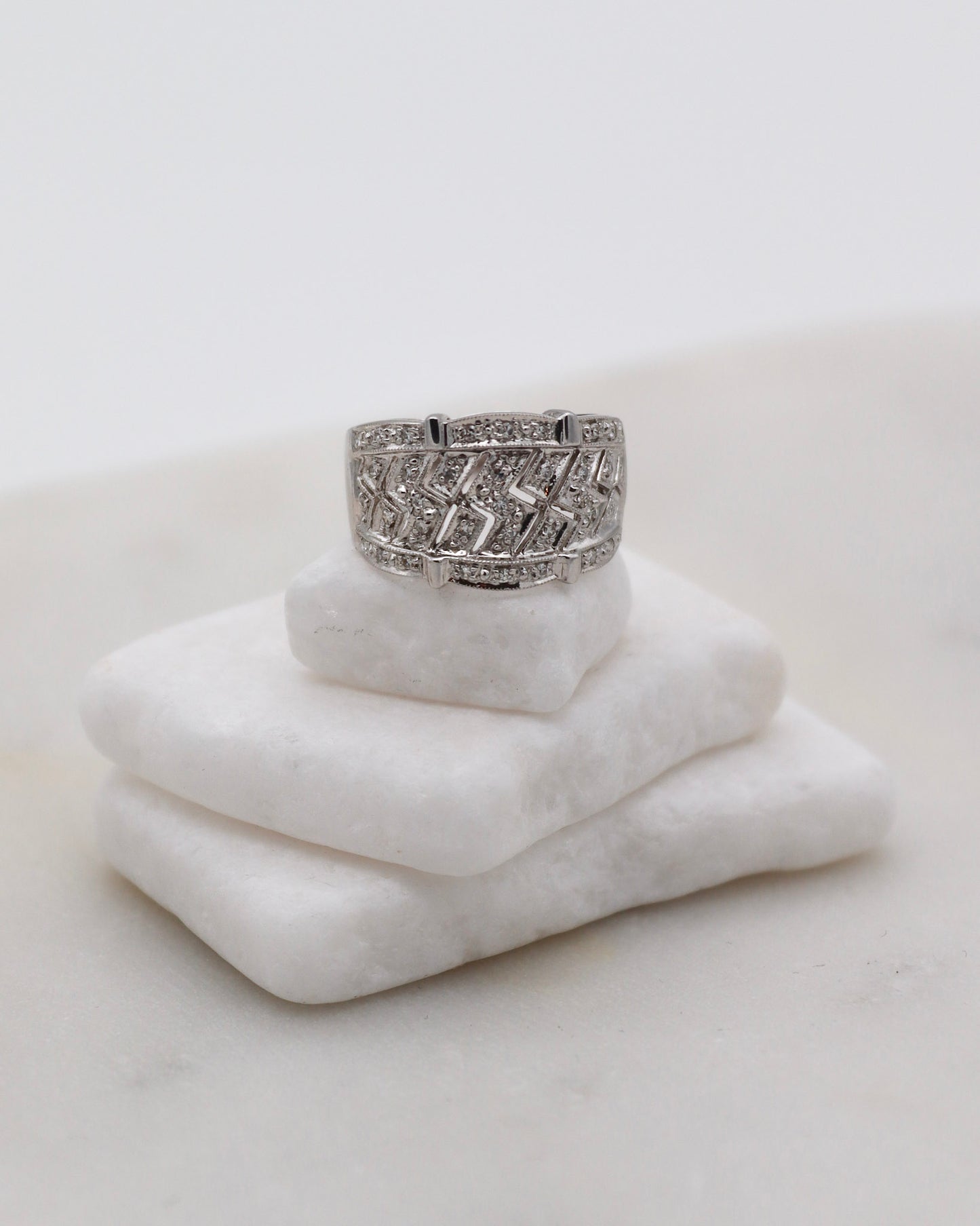 Vintage-Ring Regina mit 0.22ct Brillanten, Zickzack-Design & breiter Bicolor-Ringschiene aus 585/-Weißgelbgold – erhältlich in München und Augsburg