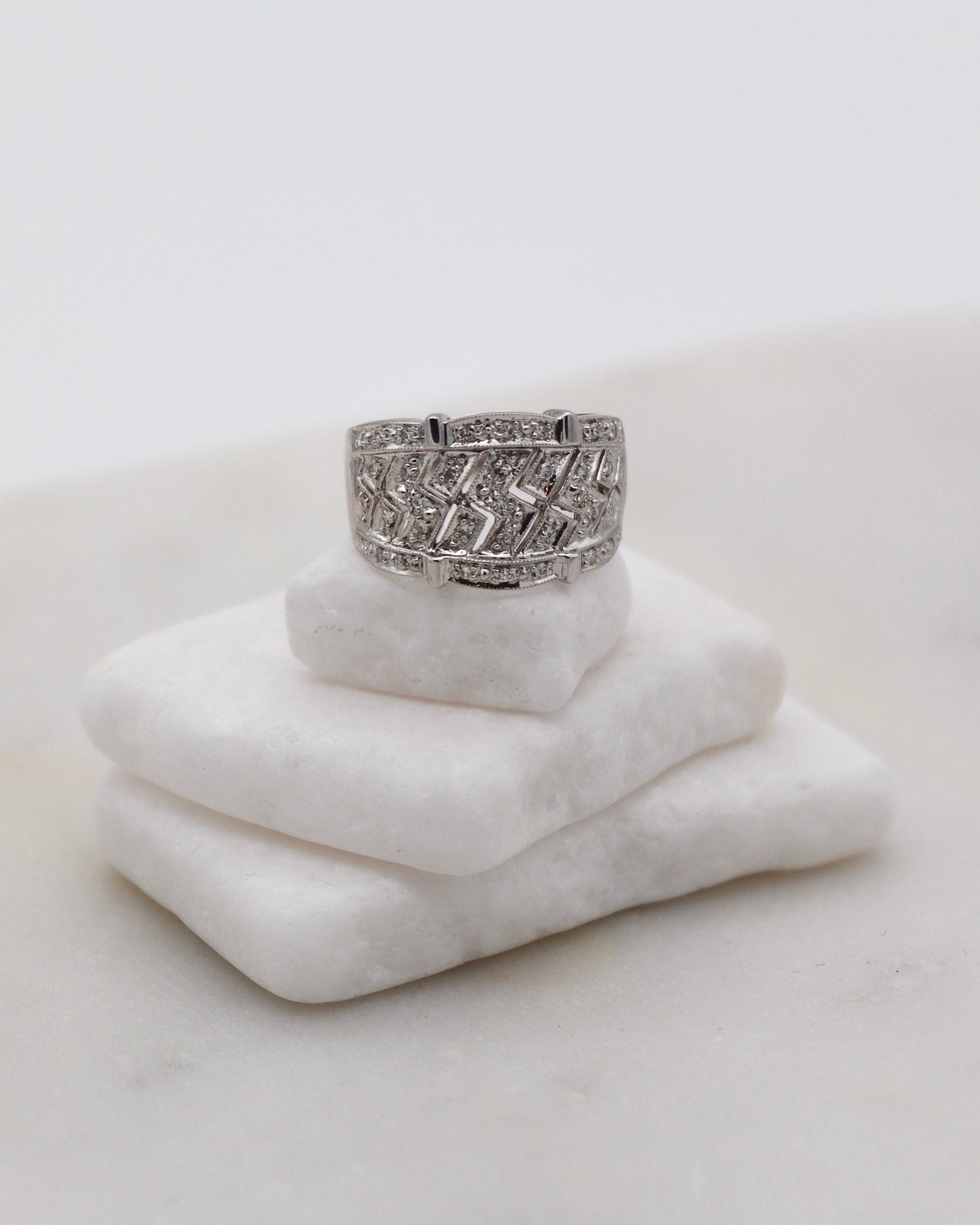 Vintage-Ring Regina mit 0.22ct Brillanten, Zickzack-Design & breiter Bicolor-Ringschiene aus 585/-Weißgelbgold – erhältlich in München und Augsburg