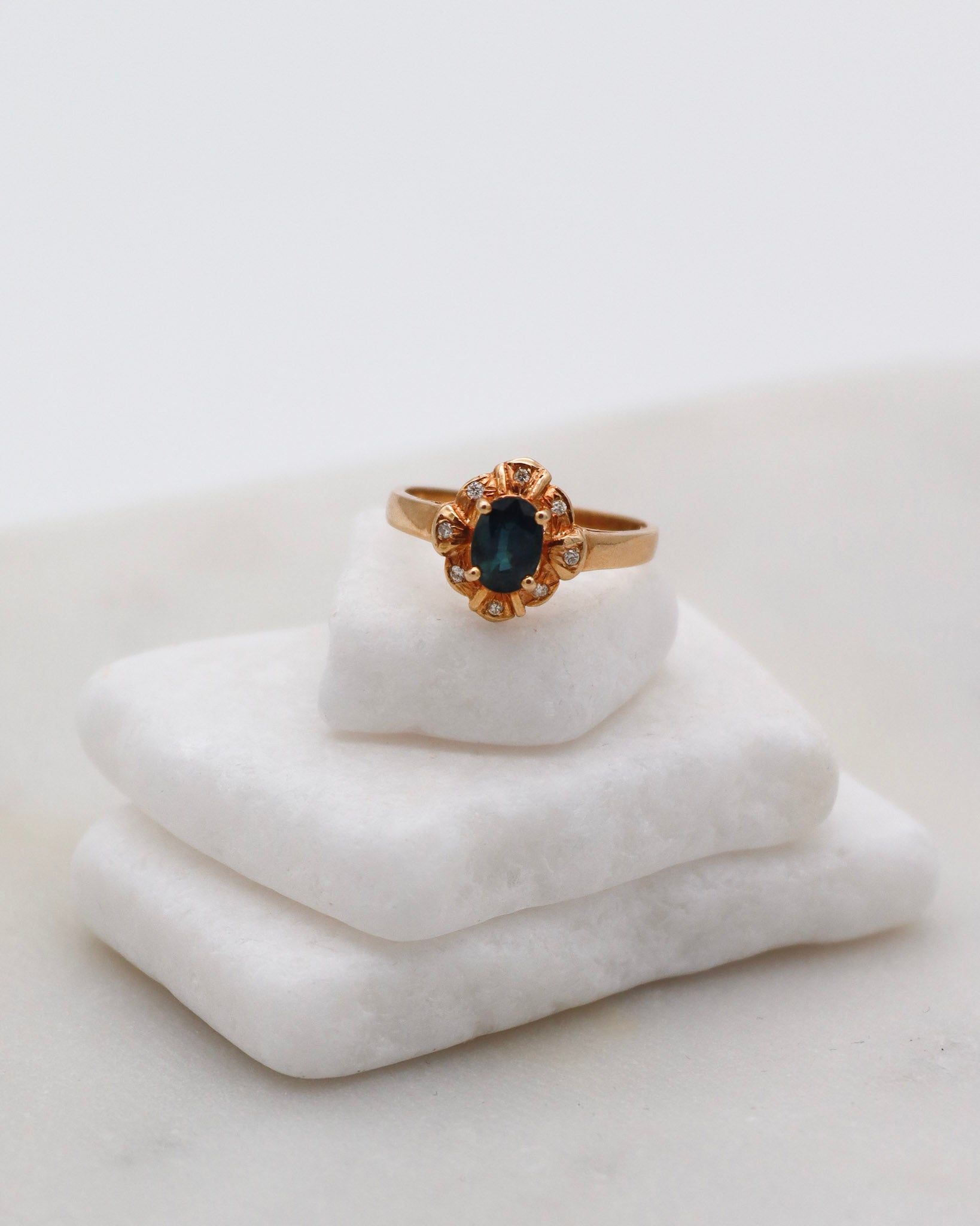 Vintage-Ring Vera mit 0.85ct Saphir & 0.07ct Brillanten im gregorianischen Halo, gefertigt aus 585/-Gelbgold – erhältlich in München und Augsburg