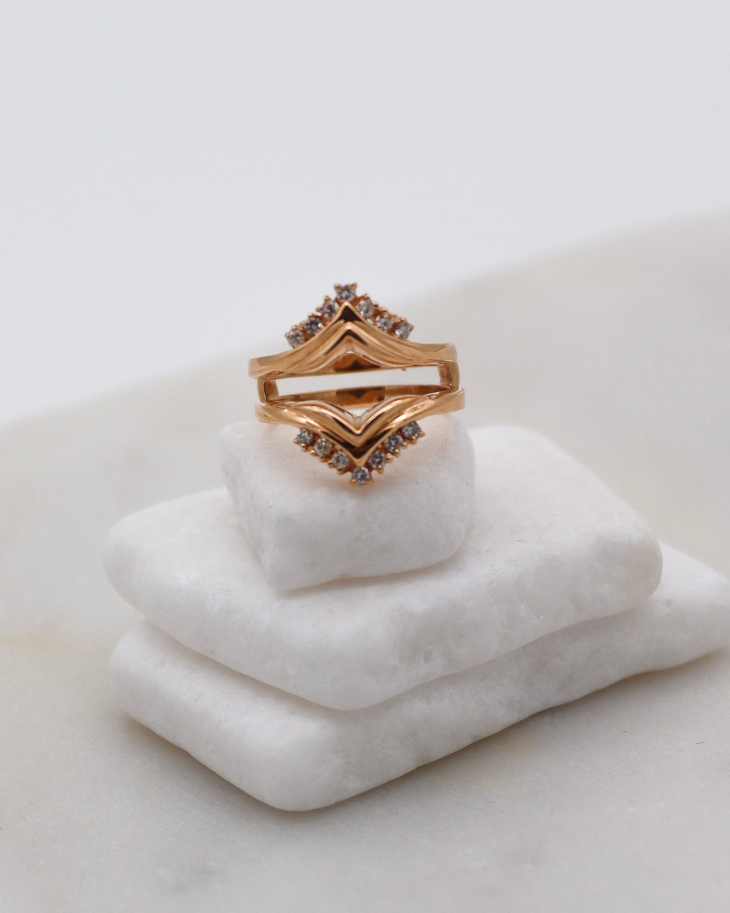 Vintage-Ring Yvonne mit 0.14ct Brillanten (W/P1), Doppelring-Optik als Guardring in 585/-Gelbgold – erhältlich in München und Augsburg