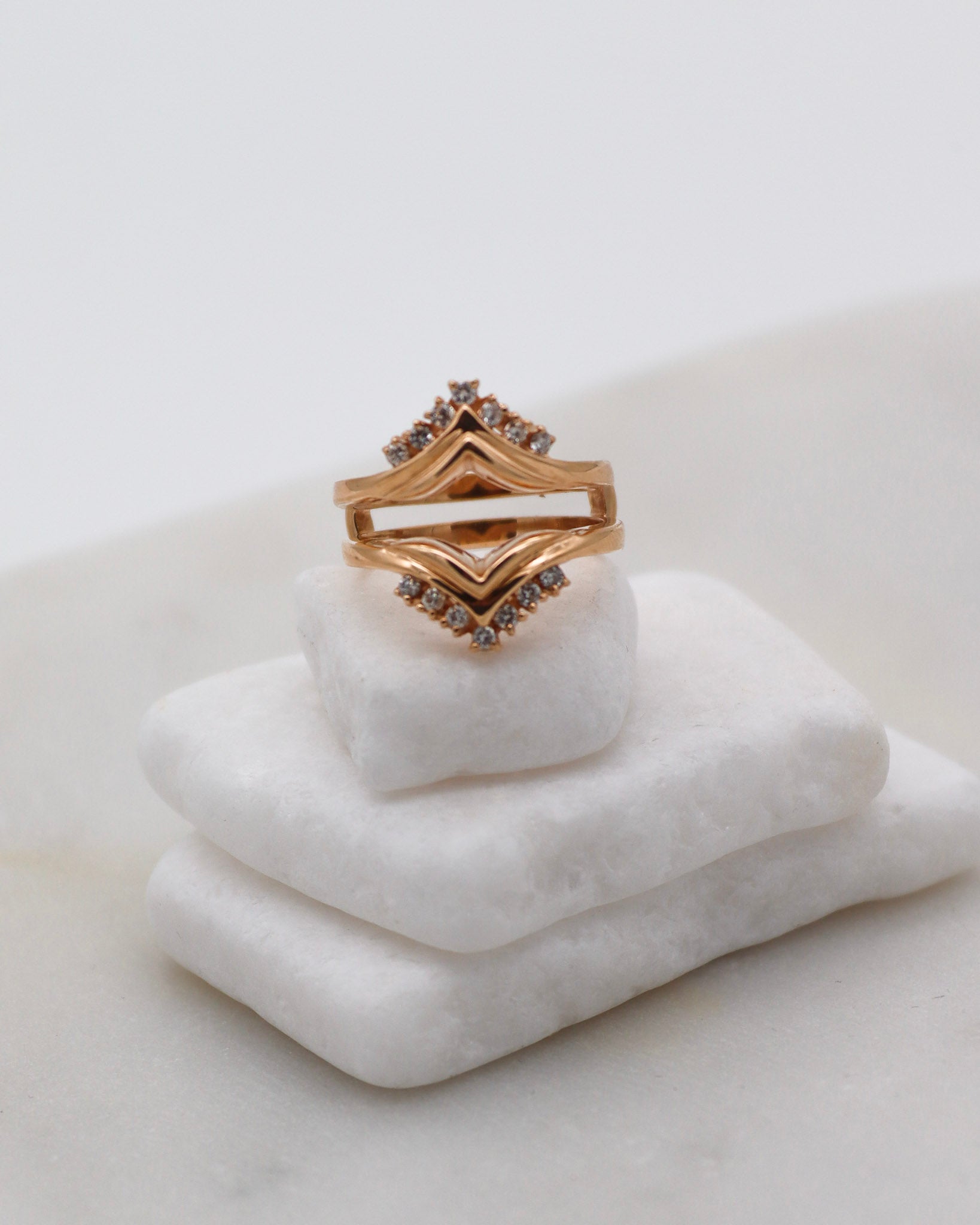 Vintage-Ring Yvonne mit 0.14ct Brillanten (W/P1), Doppelring-Optik als Guardring in 585/-Gelbgold – erhältlich in München und Augsburg