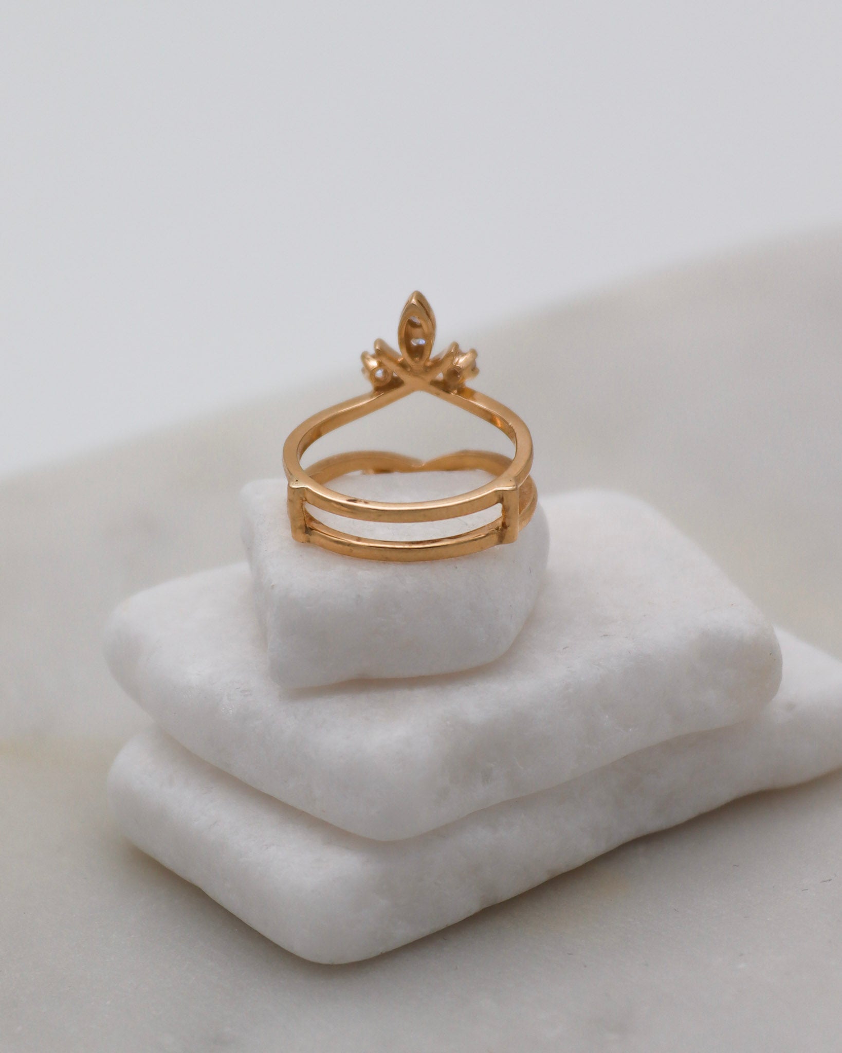 Vintage-Ring Zelda mit 0.24ct Brillanten (W/P1), Doppelring-Design in 585/-Gelbgold – perfekt als Guardring, erhältlich in München und Augsburg