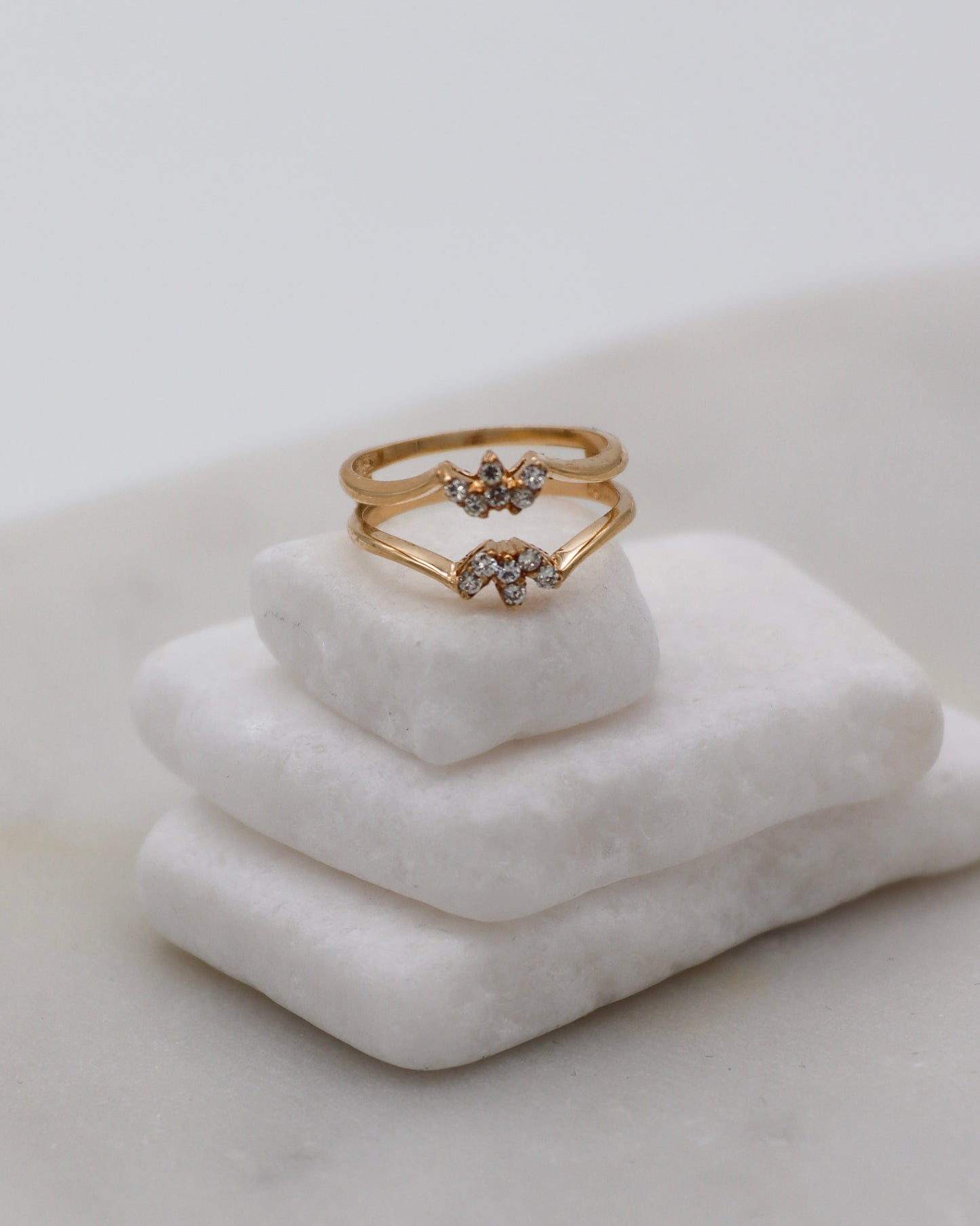 Vintage-Ring Annett mit 0.12ct Brillanten (W/SI), klassischer Doppelring-Guardring in 585/-Gelbgold – erhältlich in München und Augsburg