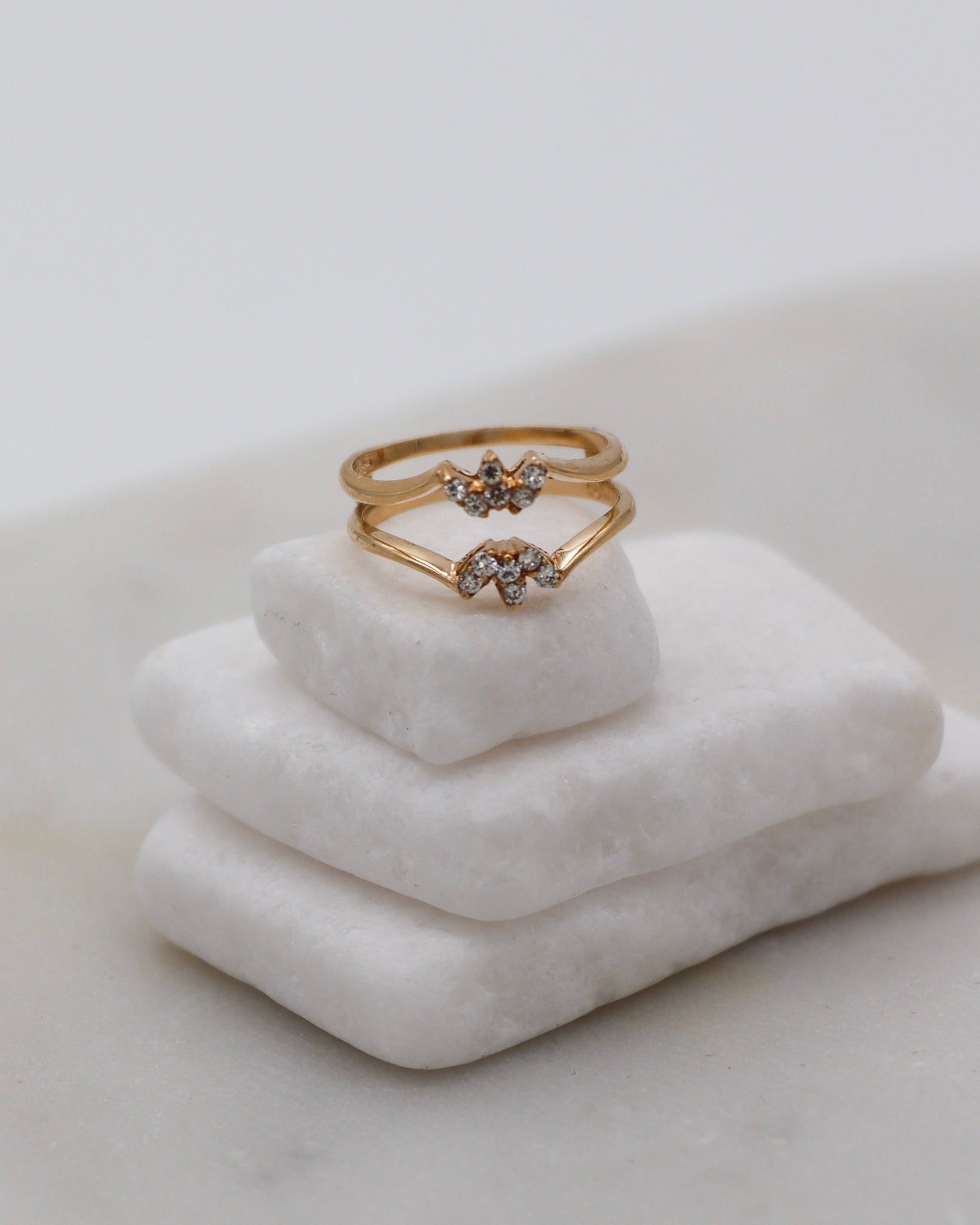Vintage-Ring Annett mit 0.12ct Brillanten (W/SI), klassischer Doppelring-Guardring in 585/-Gelbgold – erhältlich in München und Augsburg