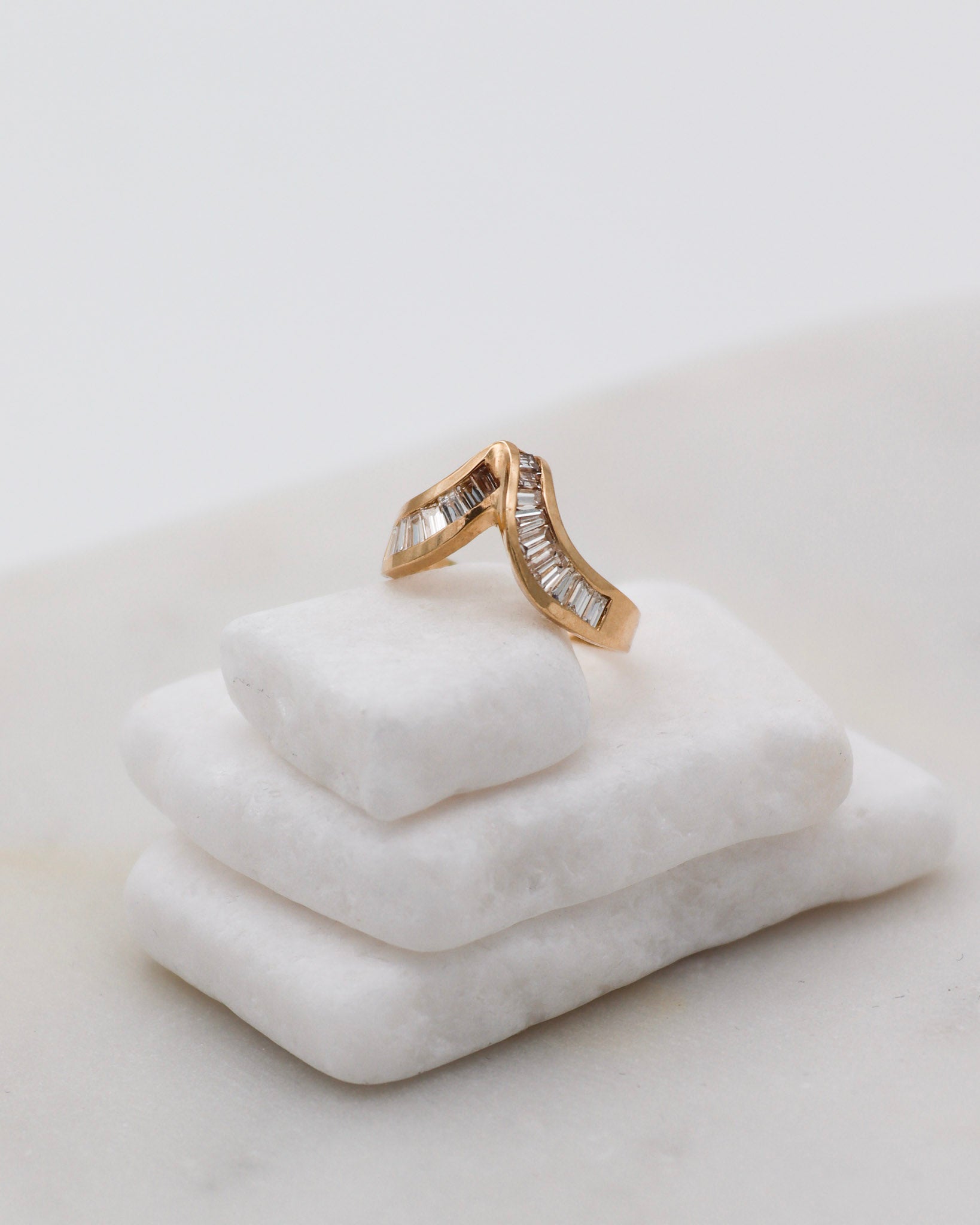 Vintage-Ring Beatrix mit 1.75ct Baguette- & Tapered-Diamanten in Invisible Setting, geschwungener Schwungring aus 585/-Gelbgold – erhältlich in München und Augsburg
