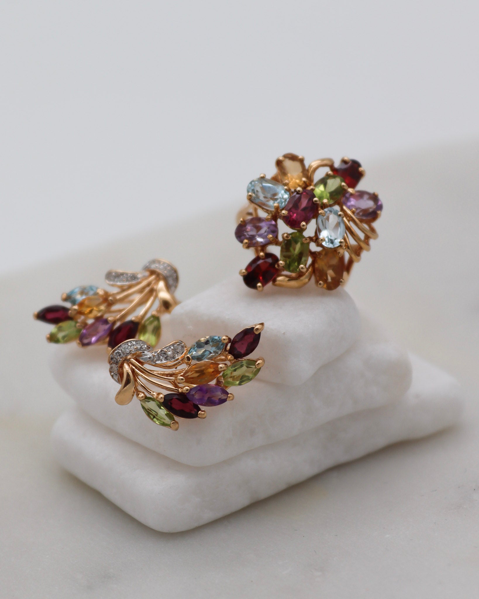 Colette Vintage-Ohrringe mit Peridots, Granaten, Amethyst, Citrin & Diamanten in 585/-Gelbgold, florales Design – erhältlich in München und Augsburg