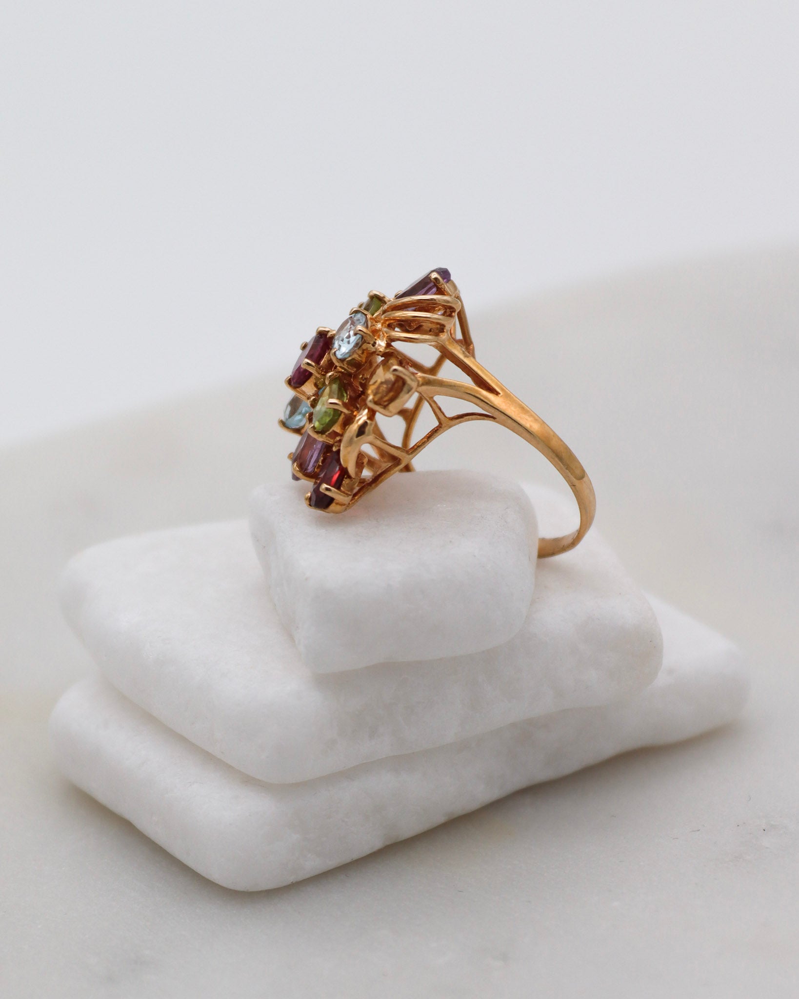 Vintage-Ring Colette mit Aquamarinen, Amethysten, Granaten, Peridots & Citrinen in floraler Anordnung aus 585/-Gelbgold – erhältlich in München und Augsburg