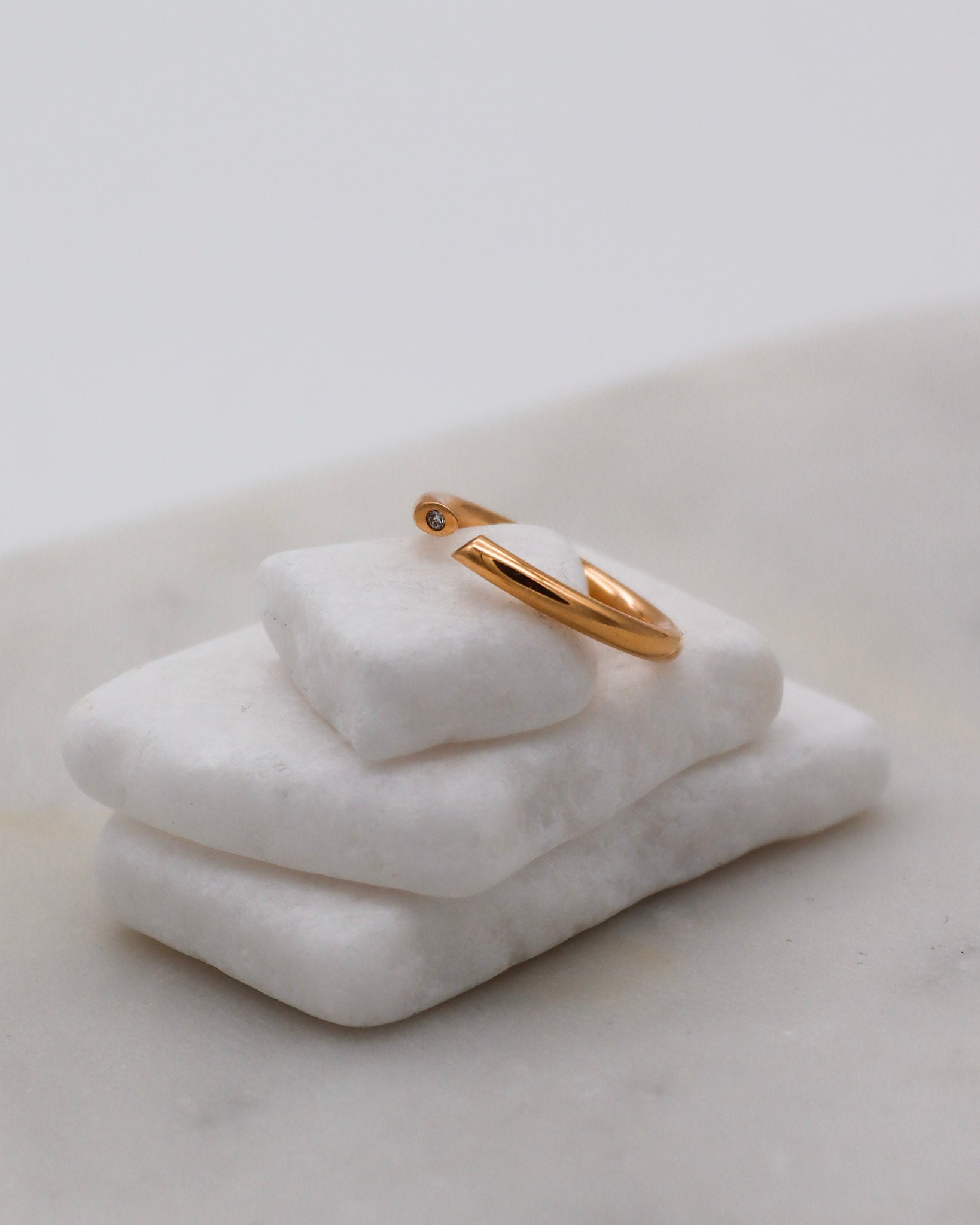 Vintage-Ring Delilah mit 0.03ct Diamanten, offenes Splitring-Design im Bunz-Stil aus 750/-Gelbgold – erhältlich in München und Augsburg