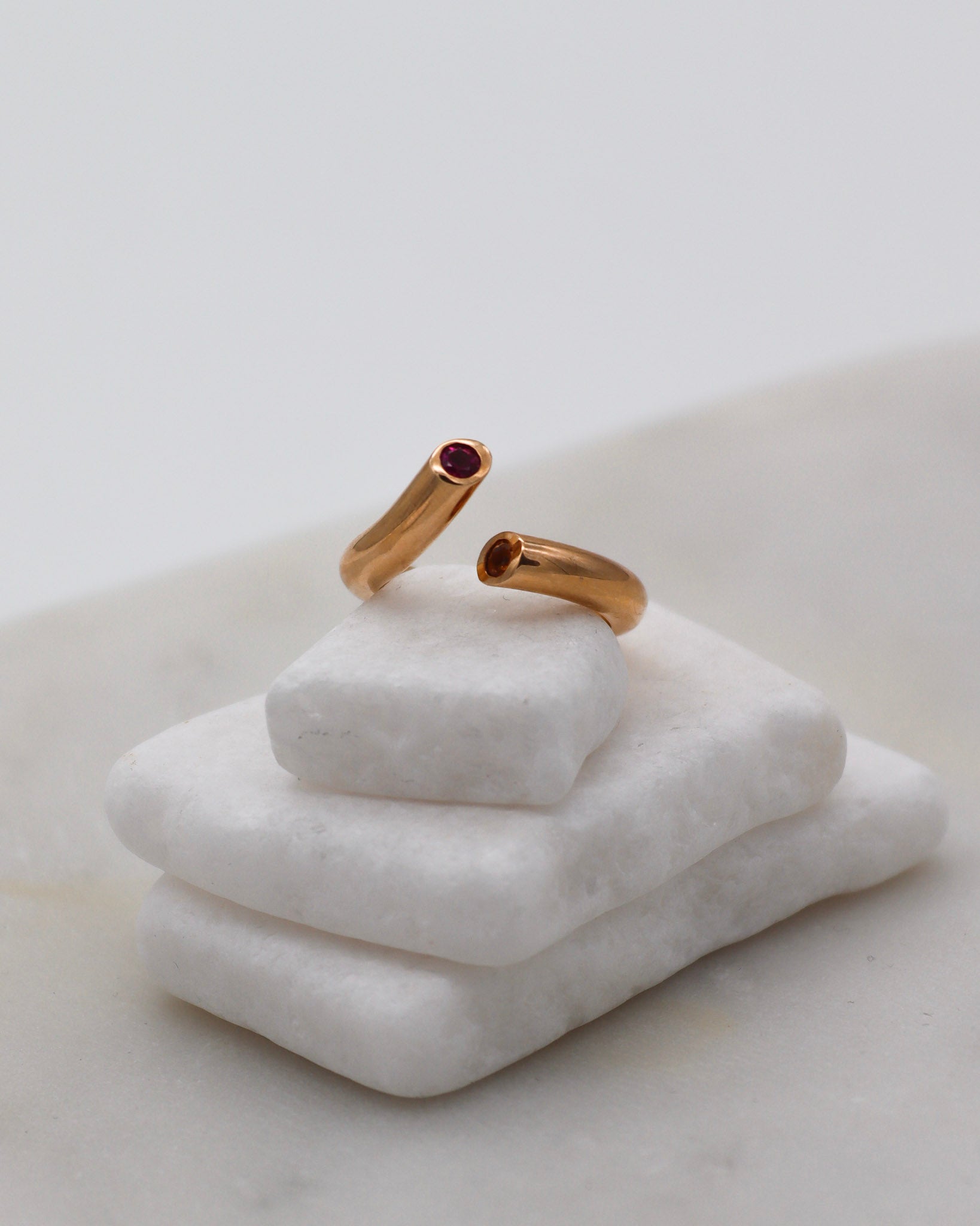 Vintage-Ring Eloise mit 0.05ct Rubin & 0.05ct Citrin in Bezel-Fassung, offenes Splitring-Design aus 585/-Gelbgold – erhältlich in München und Augsburg