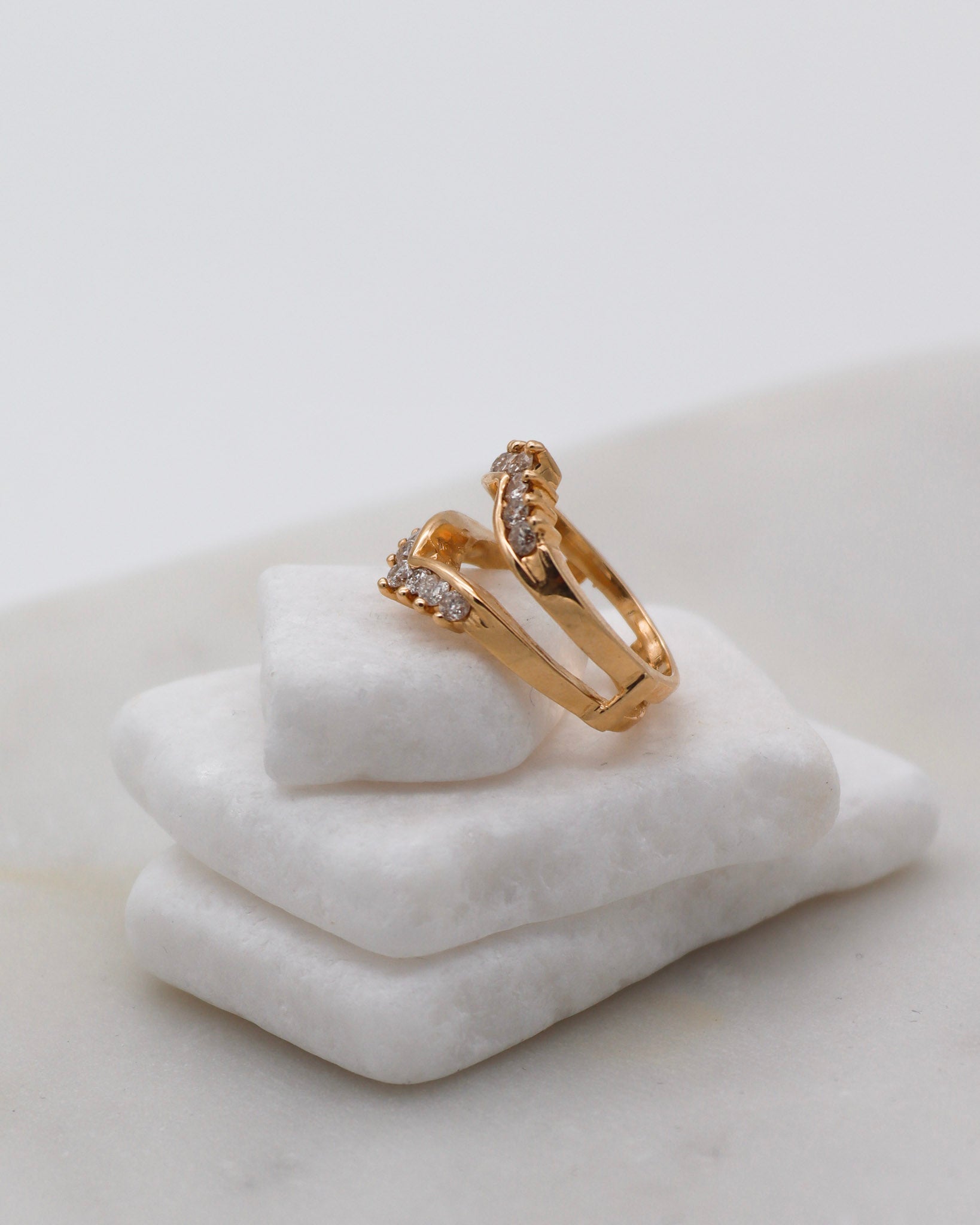 Vintage-Ring Genevieve mit 0.72ct Brillanten (W/P1), gespaltene Guardring-Ringschiene aus 585/-Gelbgold – erhältlich in München und Augsburg