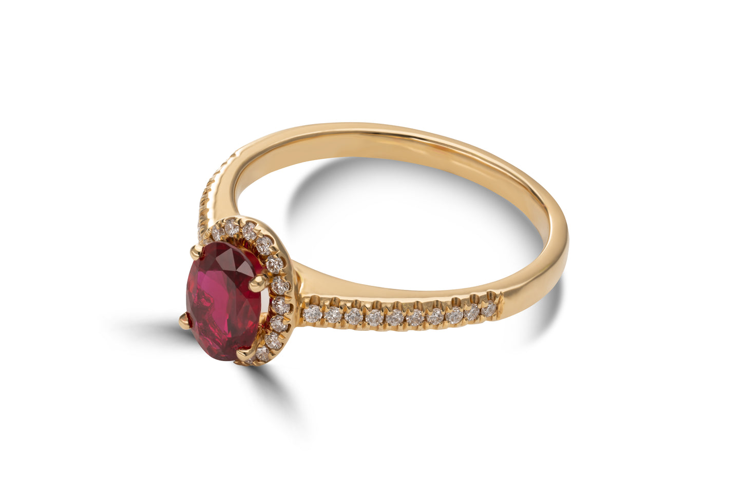 Verlobungsring Scarlett mit Rubin 0.70ct und 0.19ct Brillanten – ein Symbol für große Liebe. Jetzt entdecken in München & Augsburg.
