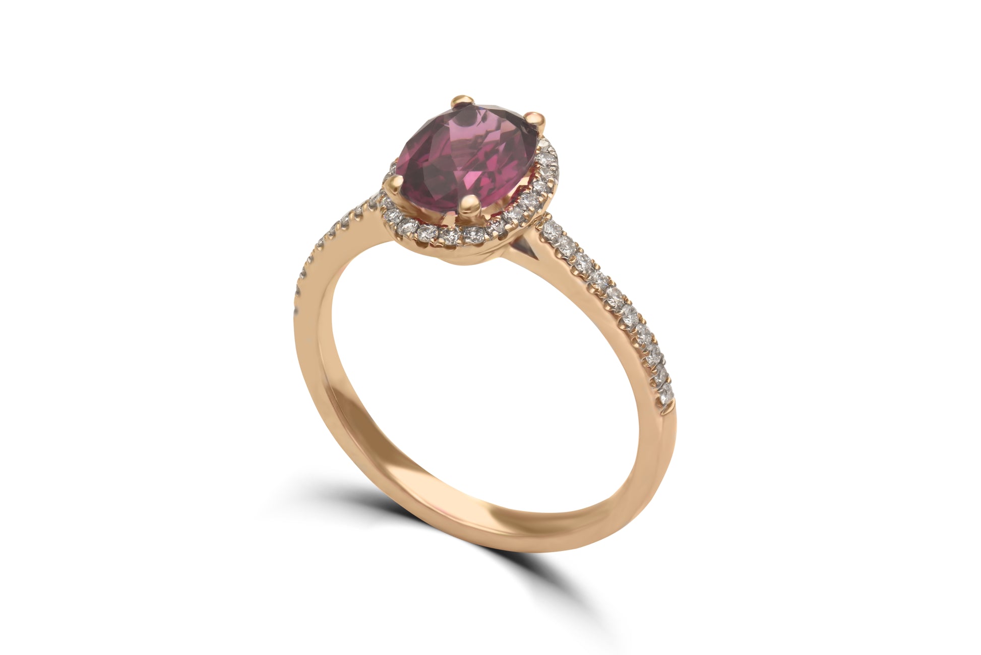 Verlobungsring Scarlett mit Rubin 0.70ct und 0.19ct Brillanten – ein Symbol für große Liebe. Jetzt entdecken in München & Augsburg.