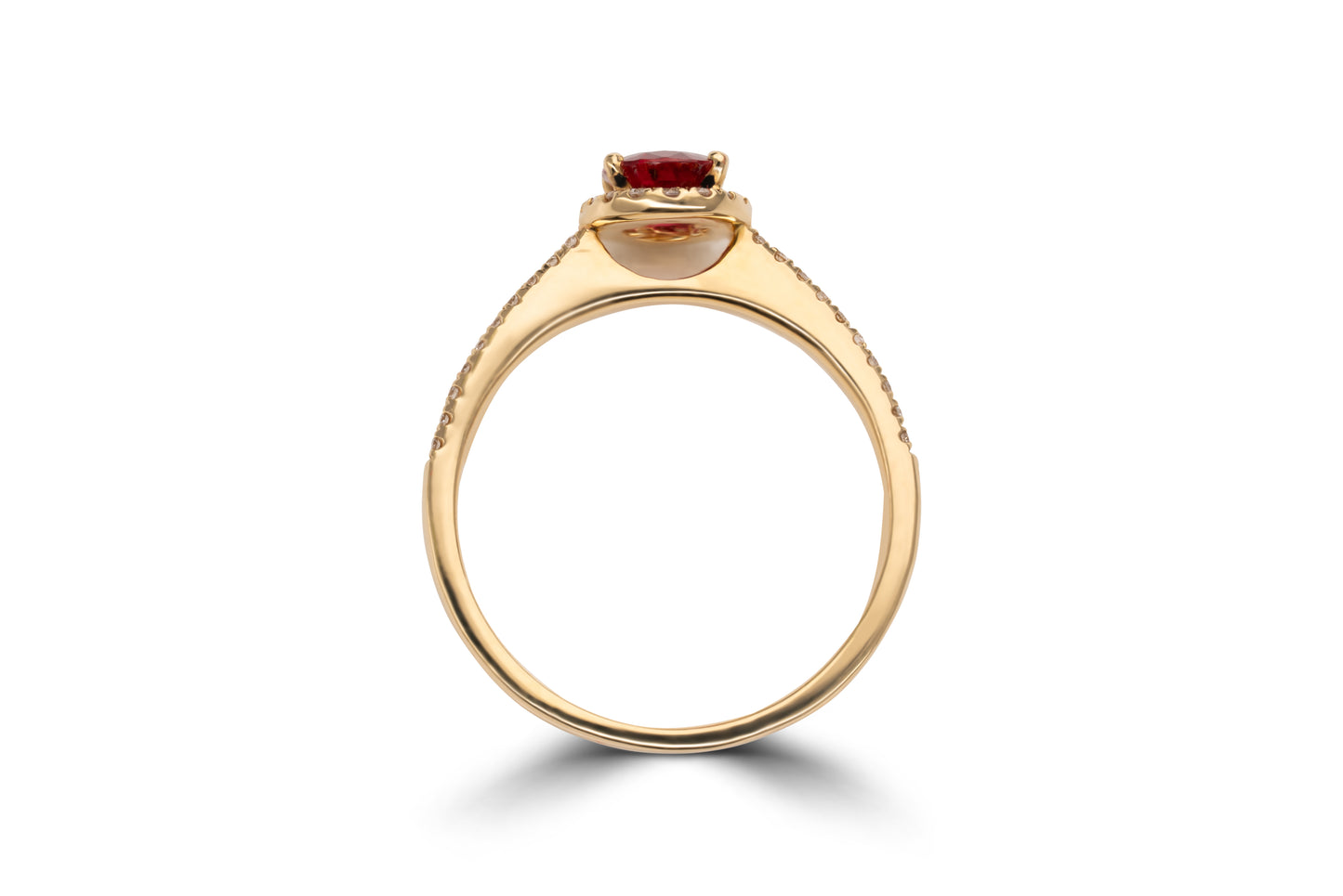 Verlobungsring Scarlett mit Rubin 0.70ct und 0.19ct Brillanten – ein Symbol für große Liebe. Jetzt entdecken in München & Augsburg.