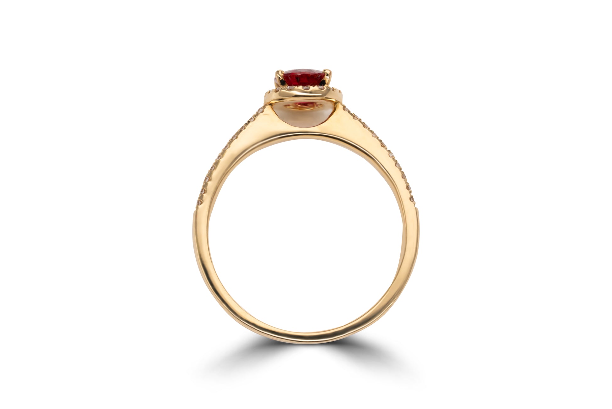 Verlobungsring Scarlett mit Rubin 0.70ct und 0.19ct Brillanten – ein Symbol für große Liebe. Jetzt entdecken in München & Augsburg.