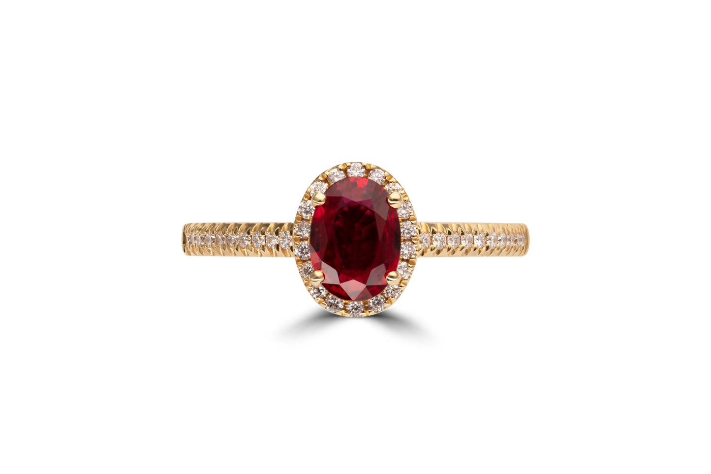 Verlobungsring Scarlett mit Rubin 0.70ct und 0.19ct Brillanten – ein Symbol für große Liebe. Jetzt entdecken in München & Augsburg.